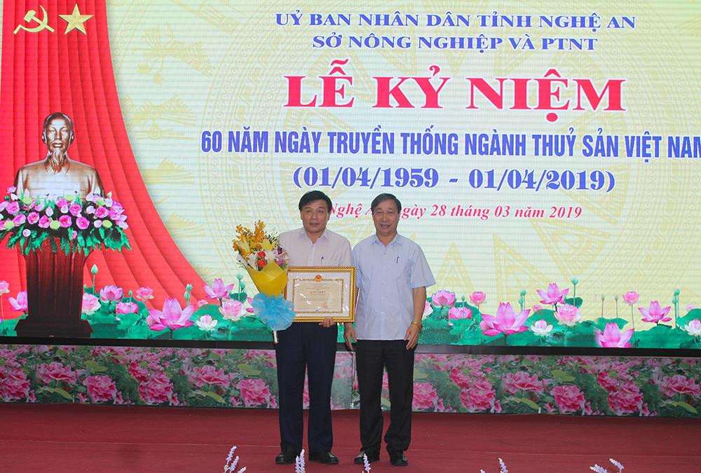 Ông Nguyễn Chí Lương, trưởng Chi cục Thủy sản nhận bằng khen của Bộ NN&PTNT. Ảnh: Phú Hương