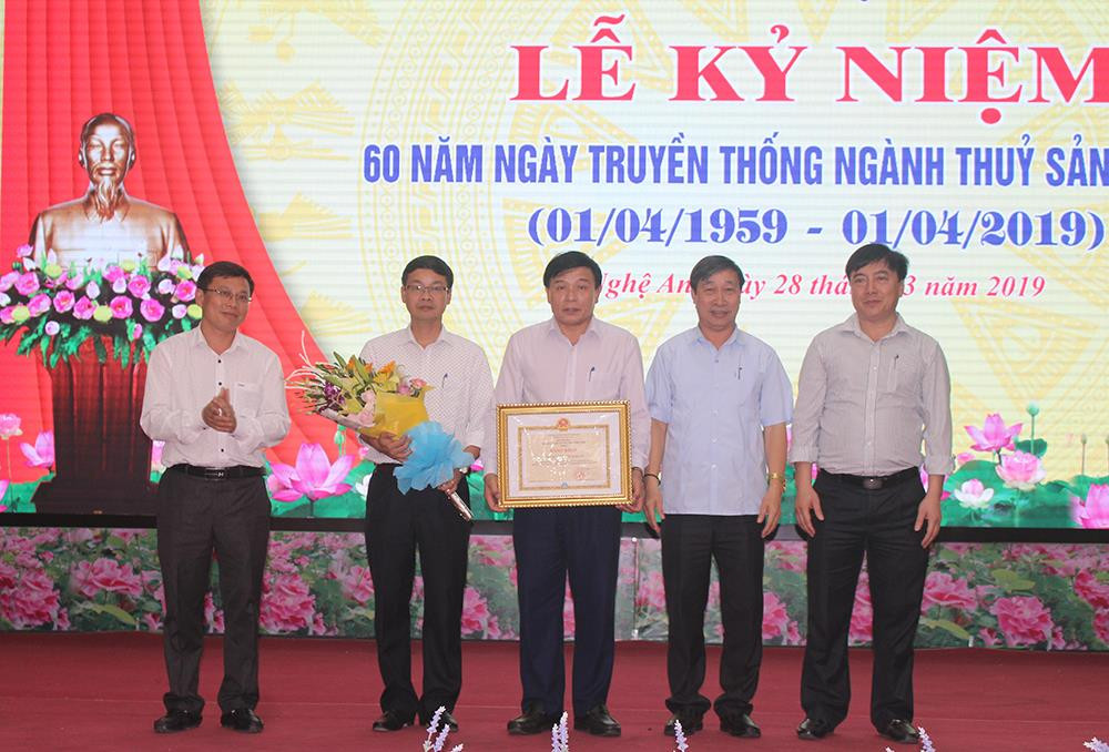 Trao bằng khen của Bộ NN&PTNT cho tập thể Chi cục Thủy sản. Ảnh: Phú Hương