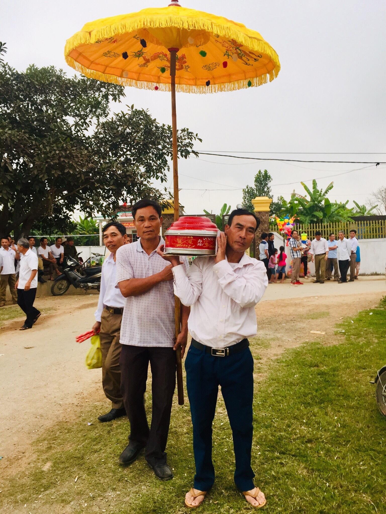 Hàng năm đúng ngày 13 tháng Giêng, dân làng lại mang cỗ đến thắp hương nhân ngày lễ hội Đình Long Thái. Ảnh: Ngọc Phương