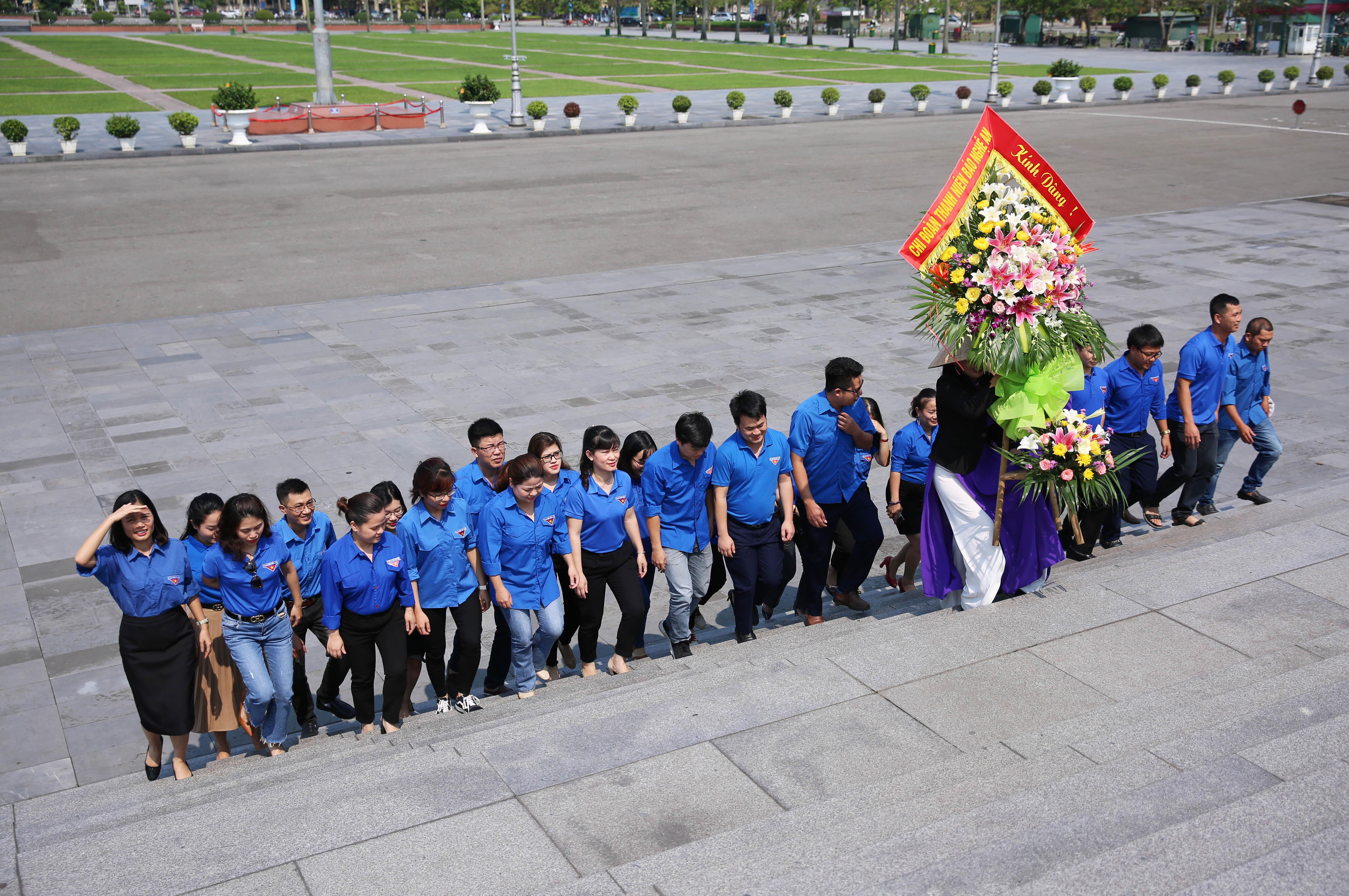 Tuổi trẻ Báo Nghệ An dâng hoa tại Quảng trường Hồ Chí Minh. Ảnh: Đức Anh