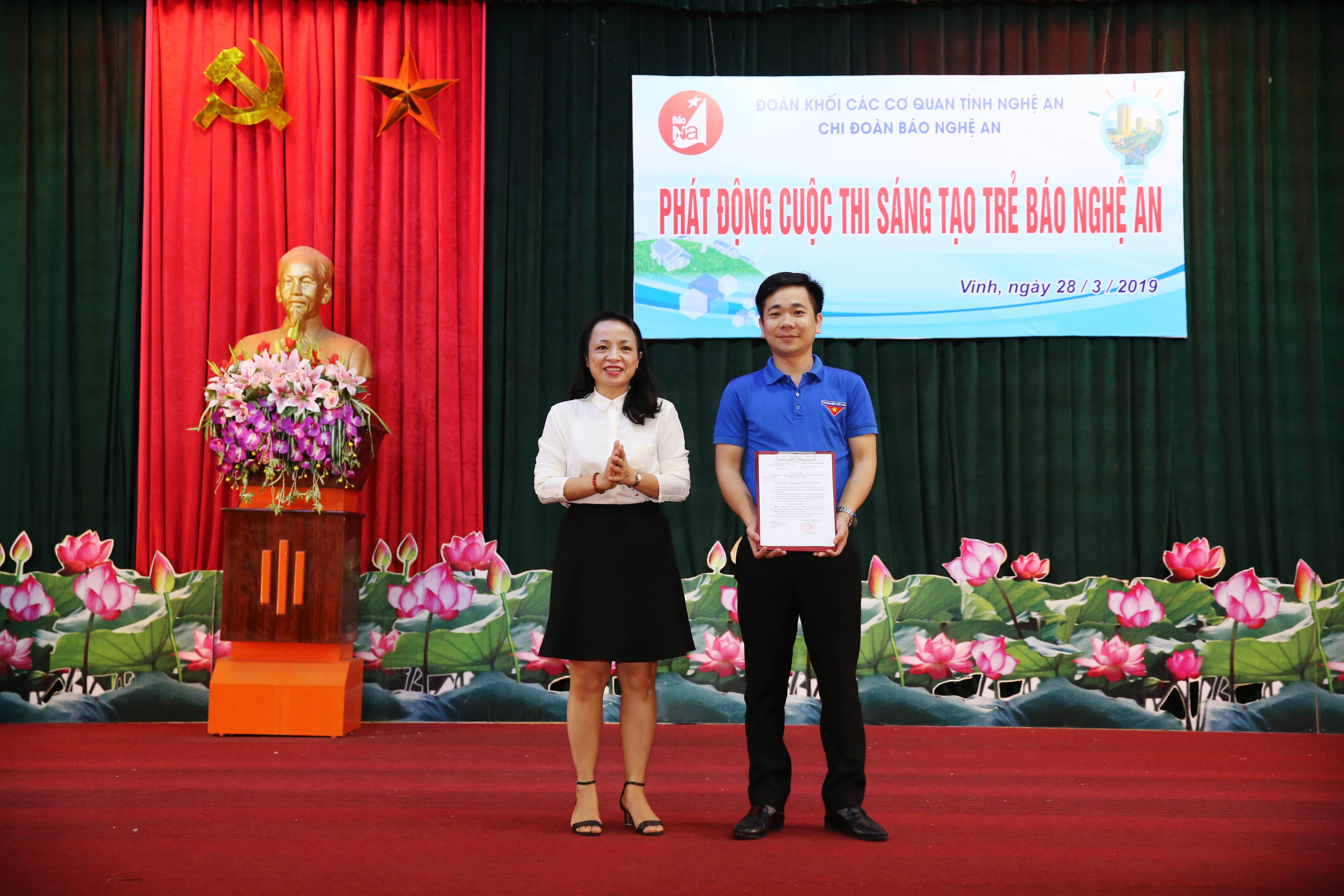 Đồng chí Phạm Thị Hồng Toan trao quyết định bổ nhiệm đồng chí Phạm Văn Bằng giữ chức vụ Phó Bí thư Chi đoàn Báo Nghệ An. Ảnh: Đức Anh