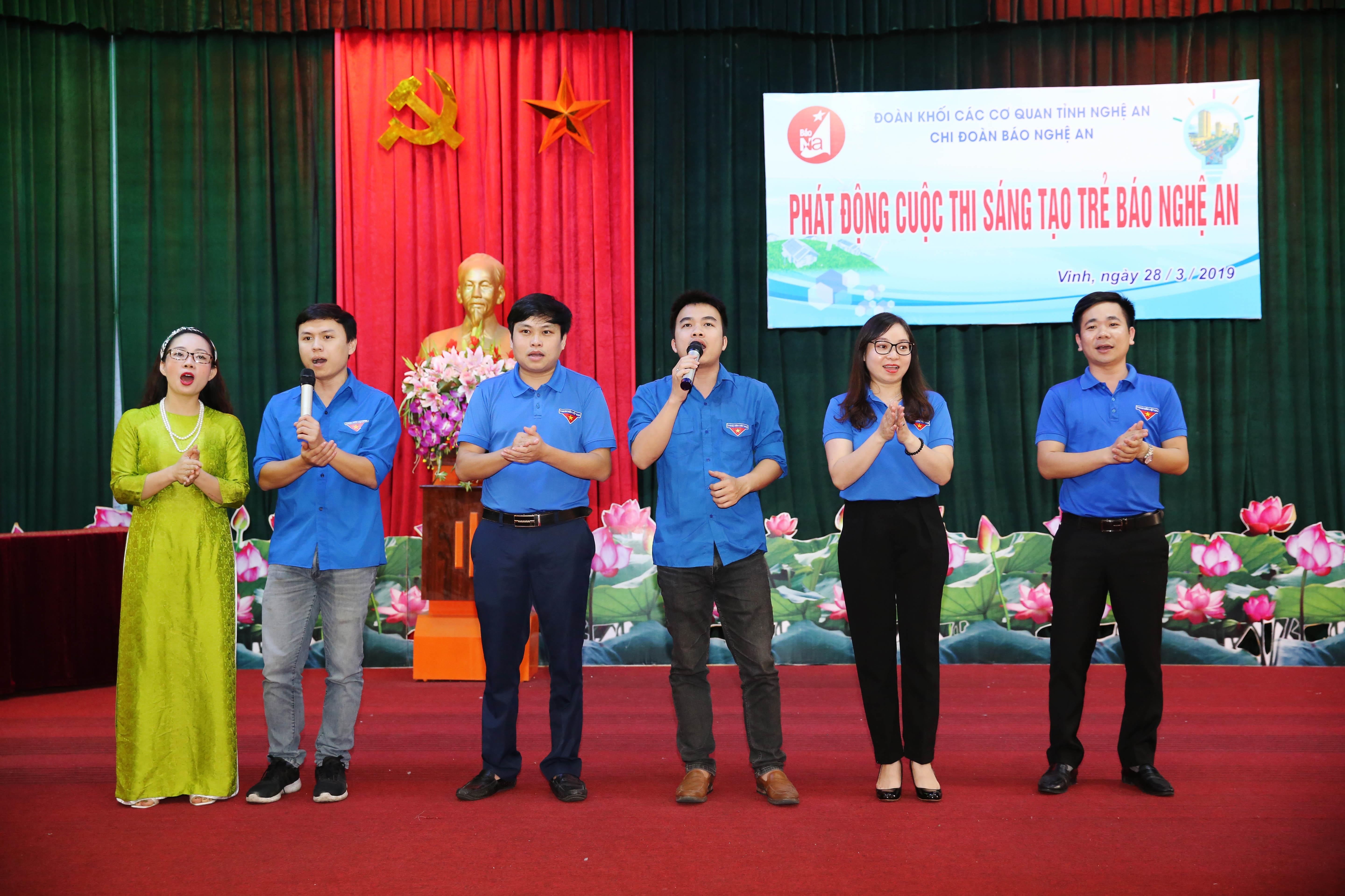 Các tiết mục văn nghệ sôi động đến từ các đoàn viên thanh niên Báo Nghệ An. Ảnh: Đức Anh