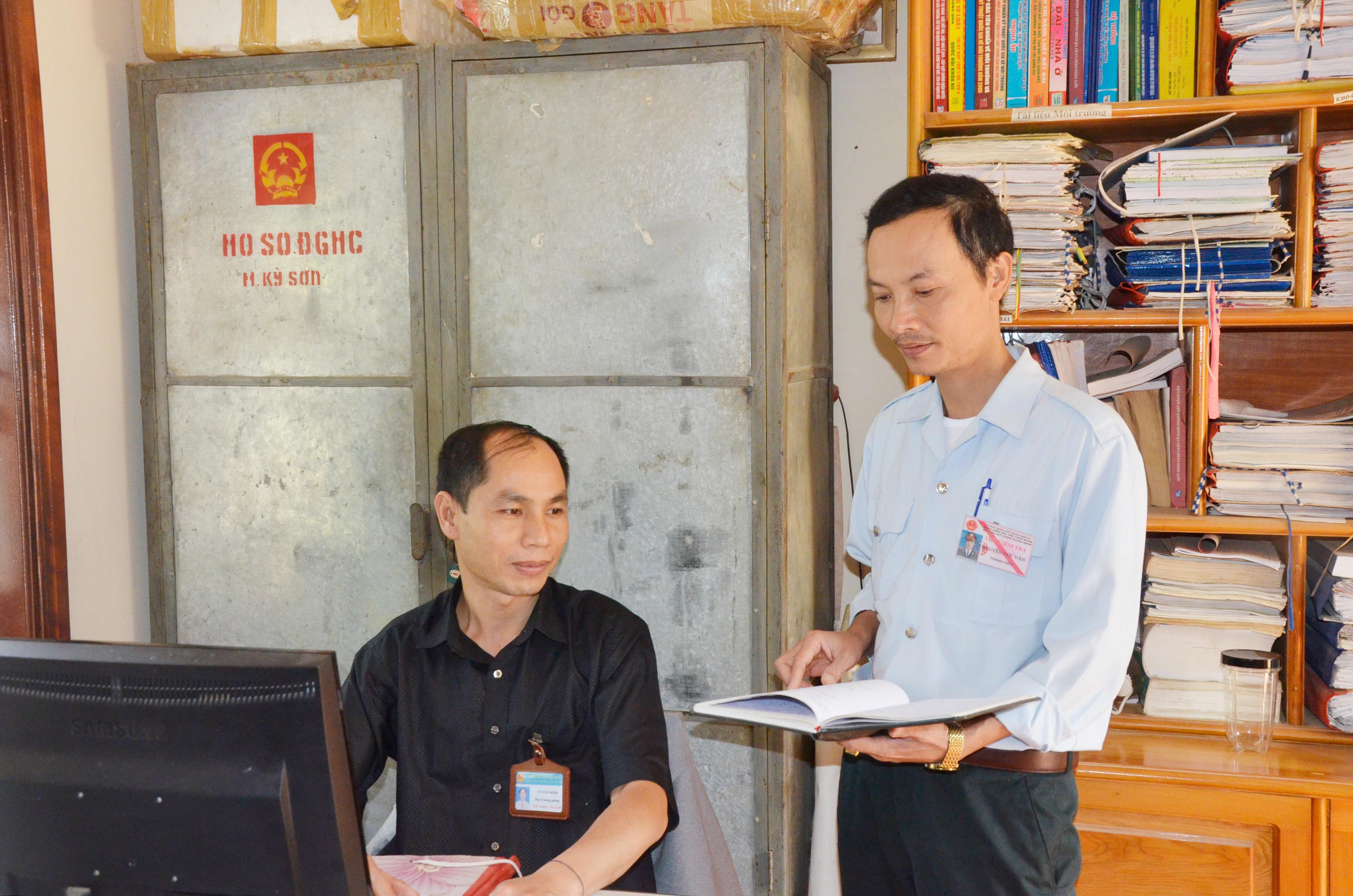 Kiểm tra việc chấp hành giờ giấc làm việc của đội ngũ cán bộ, công chức UBND huyện Kỳ Sơn. Ảnh Lê Thanh