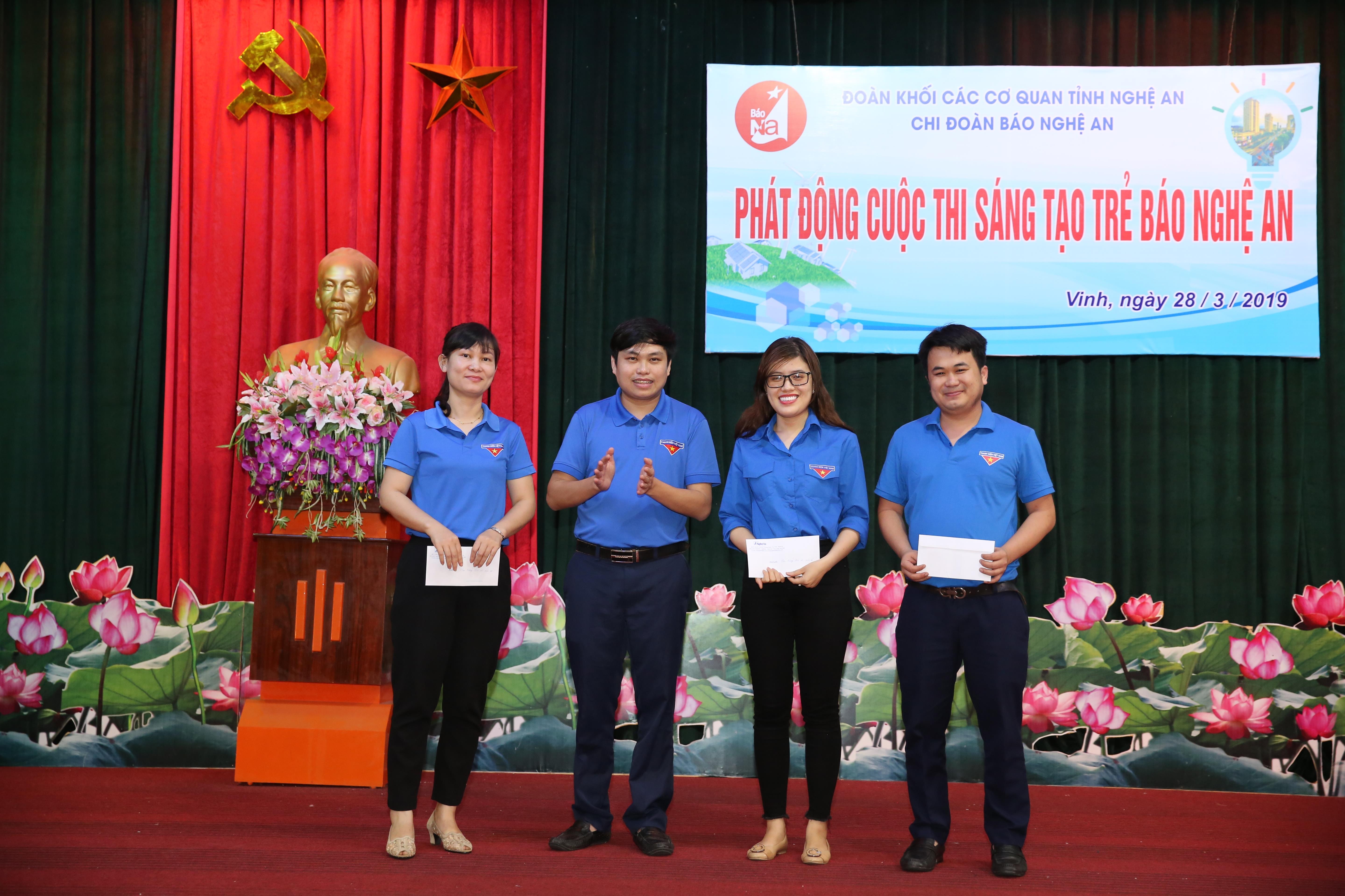 Các đoàn viên xuất sắc được Chi đoàn Báo Nghệ An khen thưởng. Ảnh: Đức Anh