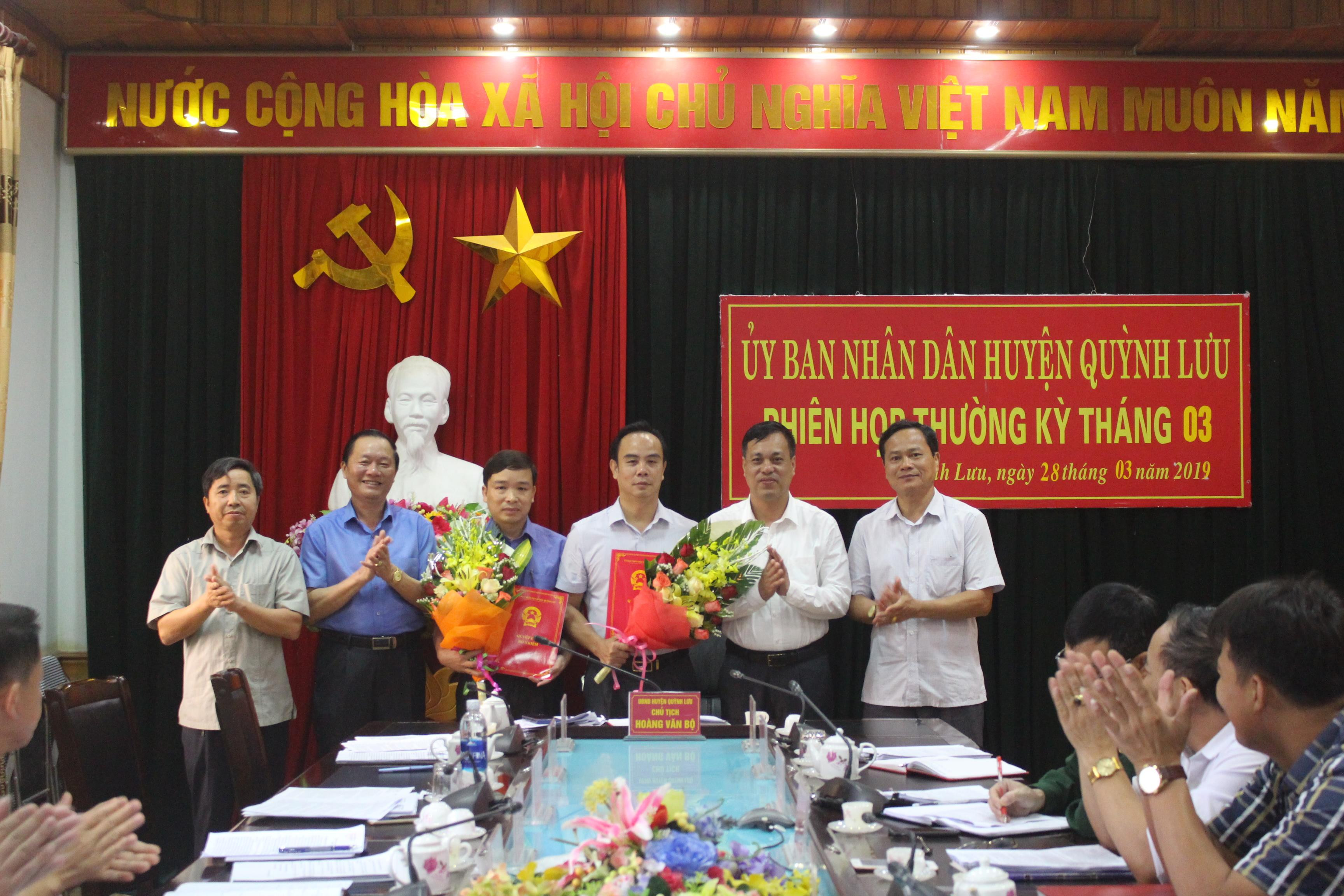 Lãnh đạo UBND huyện Quỳnh Lưu tặng hoa, chúc mừng 2 đồng chí vừa được bổ nhiệm. Ảnh: Việt Hùng