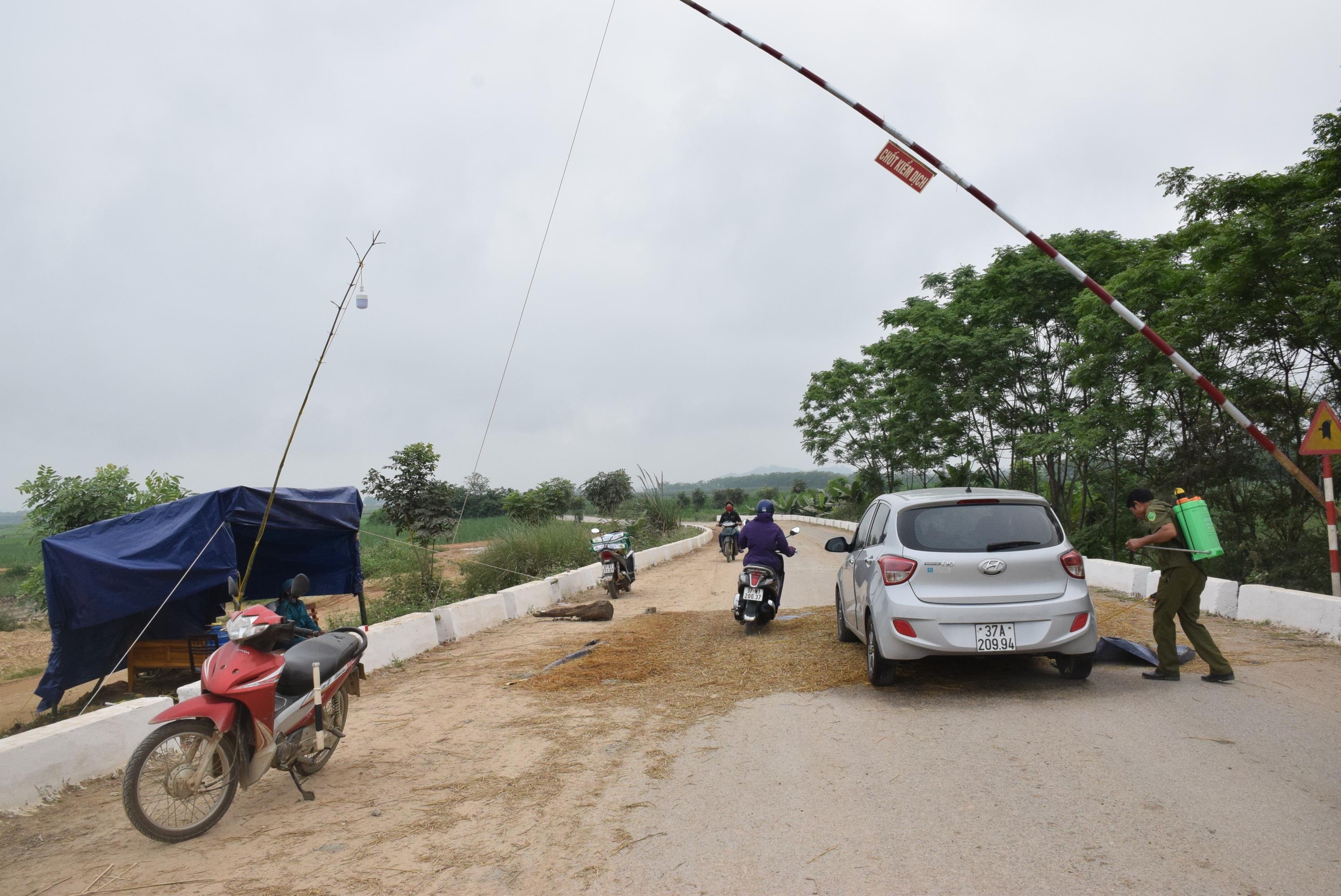 Xã Nghĩa Đồng đã lập 4 chốt kiểm dịch trên các trục đường ra vào địa phương. Ảnh: Xuân Hoàng