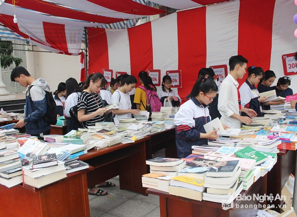 Hoạt động đọc sách của các em học sinh thành phố Vinh tại Ngày sách Việt Nam trên địa bàn Nghệ An năm 2018. Ảnh tư liệu
