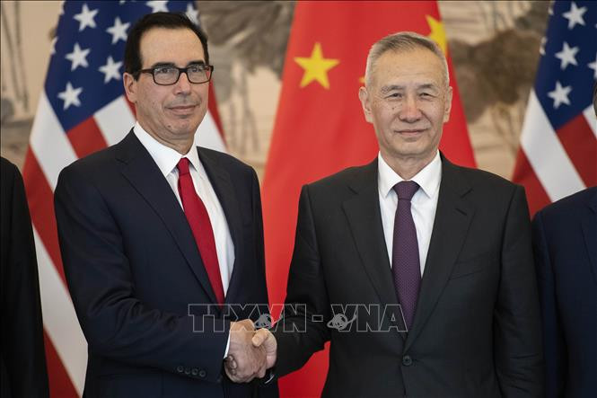 Phó Thủ tướng Trung Quốc Lưu Hạc (phải) và Bộ trưởng Tài chính Mỹ Steven Mnuchin (trái) trong cuộc gặp tại Bắc Kinh, Trung Quốc ngày 29/3/2019. Ảnh: AFP/TTXVN