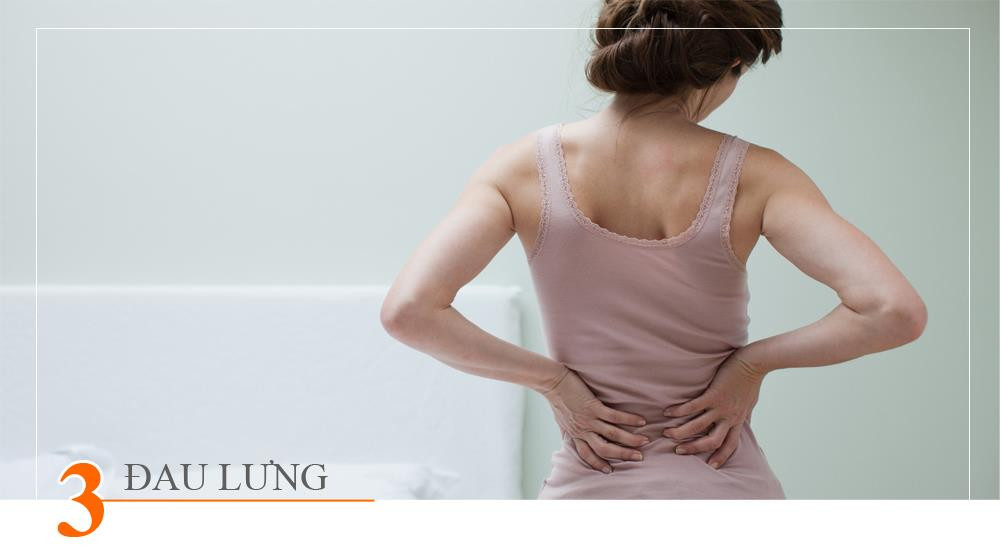 Đau lưng là một trong những dấu hiệu quan trọng cảnh báo thận có vấn đề ở giai đoạn sớm. Trong trường hợp bạn không bị các chấn thương do va chạm mà vẫn bị đau lưng, mỏi hoặc khó chịu vùng lưng, thì khả năng cao là chức năng thận đã có vấn đề. Nếu như thận bị viêm, sẽ xuất hiện dấu hiệu thận sưng to hơn về kích thước, kéo theo đó là là sự kéo dãn các viên nang và các bộ phận xung quanh thận, từ đó sẽ làm cho bạn cảm thấy đau lưng nhiều hơn.