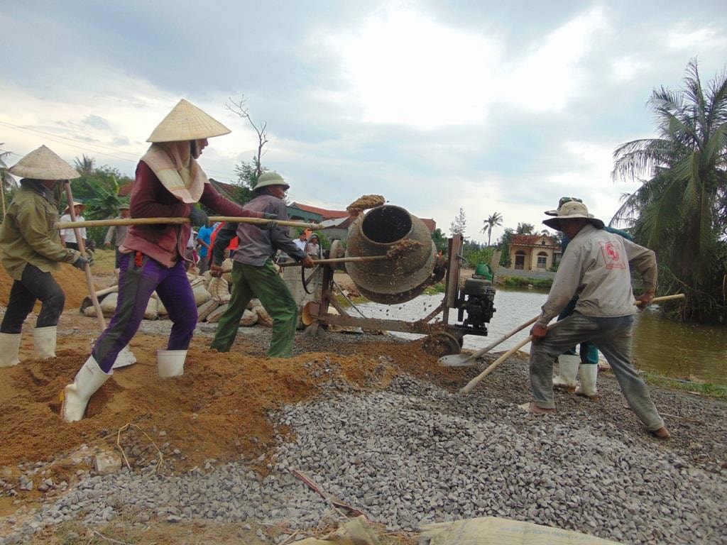 Bà con giáo dân hăng hái đóng góp ngày công xây dựng đường giao thông nông thôn.