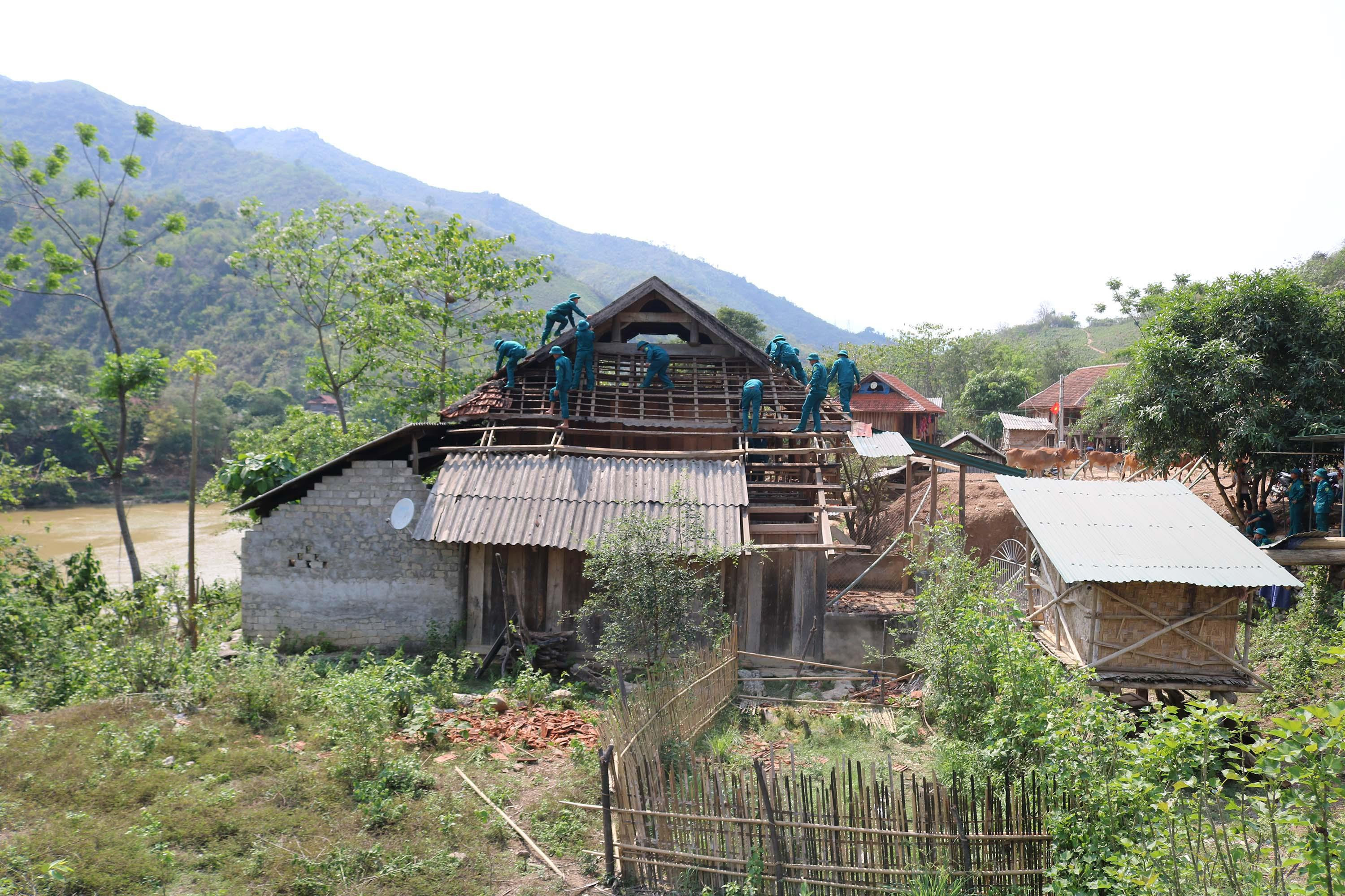 Ngôi nhà của gia đình ông Tình là 1 trong những hộ thuộc diện phải di dời khẩn cấp do sạt lở đất vì ảnh hưởng do mưa lũ. Ảnh: Lữ Phú