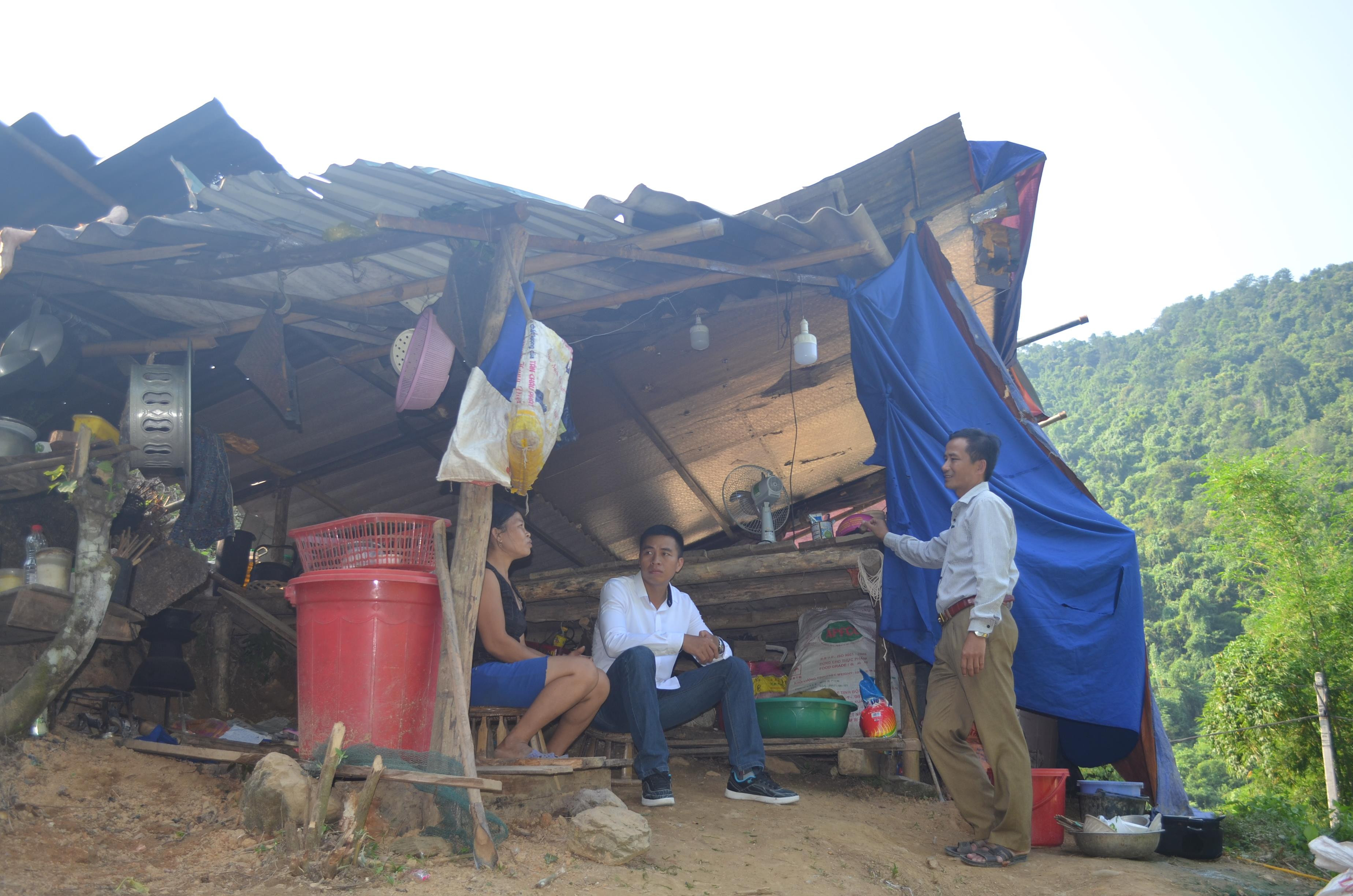 Người dân xã Lượng Minh bị lũ cuốn trôi nhà cửa đến nay vẫn đang ở tạm tại những túp lều dựng trên núi. Ảnh: Nhật Lân