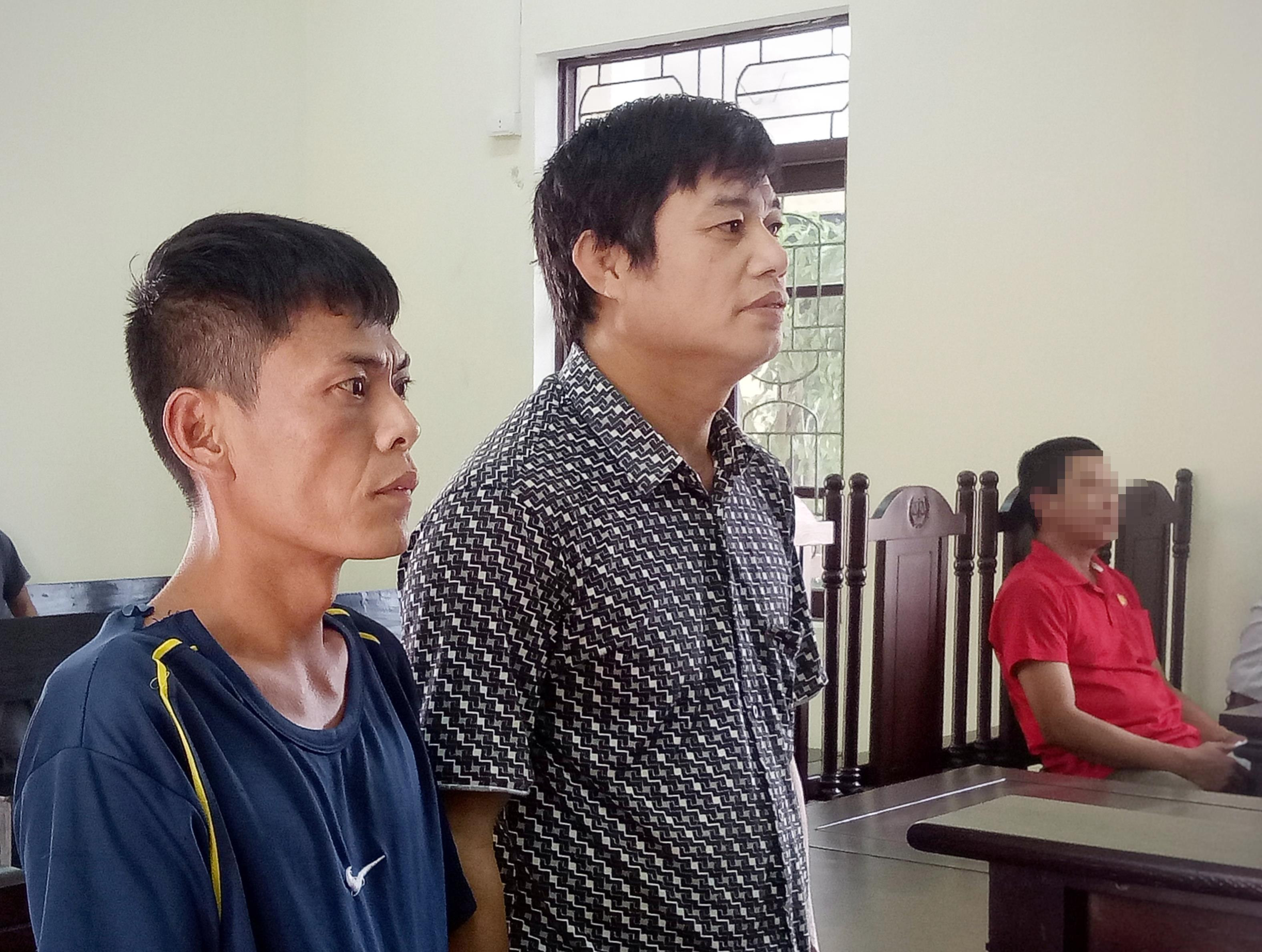 Nguyễn Văn Tăng và Vũ Văn Nhã tại tòa. Ảnh: Quang Huy