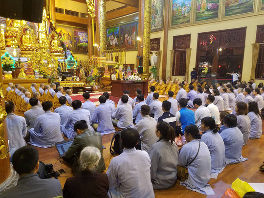 Việc thỉnh vong vẫn được diễn ra tại chùa Ba Vàng sau khi có dư luận từ truyền thông. Ảnh: nld.com.vn