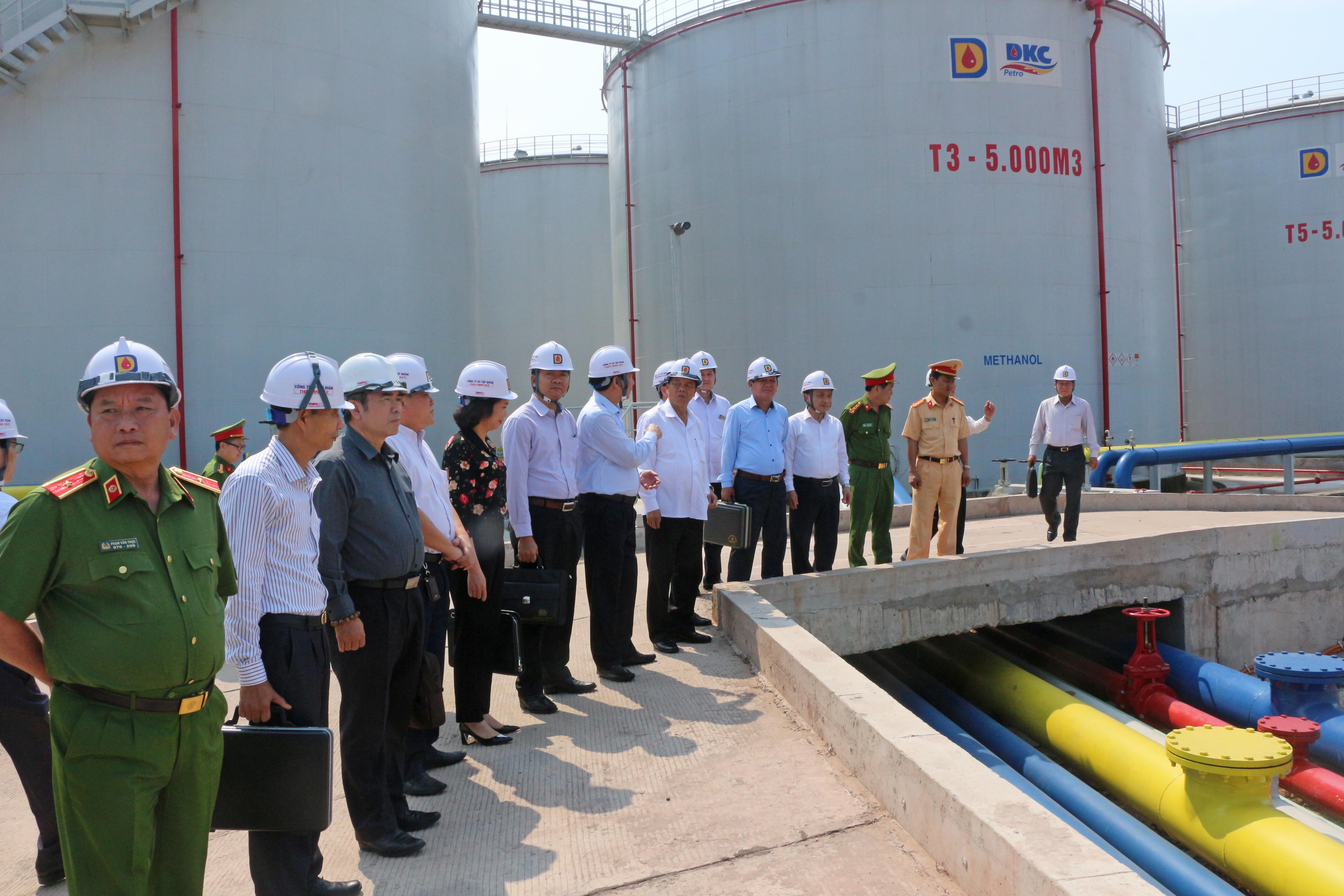 Đoàn giám sát tối cao của Quốc hội khảo sát thực tế tại Tổng kho xăng dầu DKC. Ảnh: Thu Giang