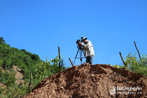 Phóng viên miền núi tác nghiệp cảnh lũ quét và sạt lở đất tại xã Mường Típ (Kỳ Sơn) năm 2018. Ảnh tư liệu