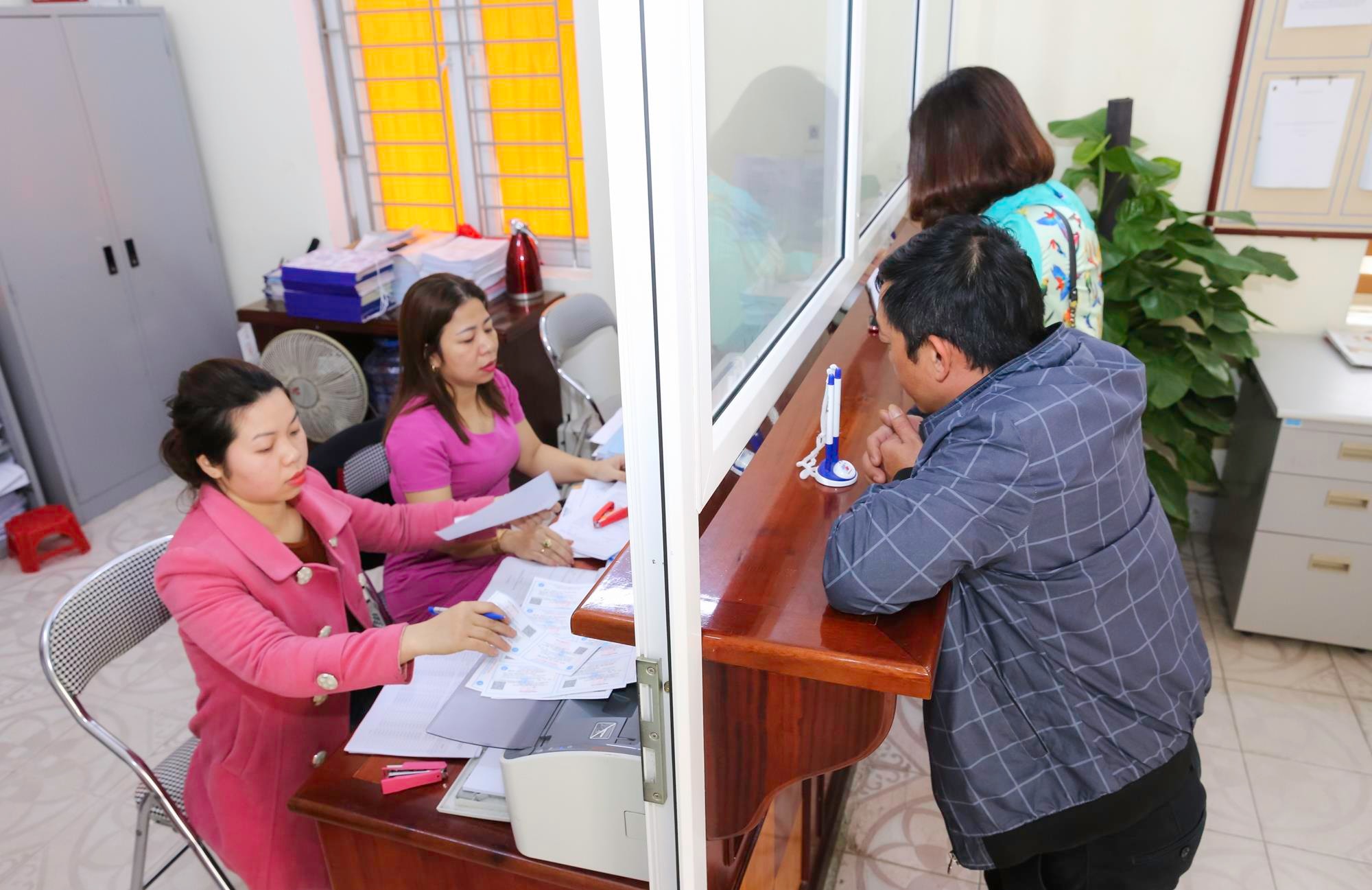 Hướng dẫn người dân tham gia BHXH tự nguyện. Ảnh: Đức Anh