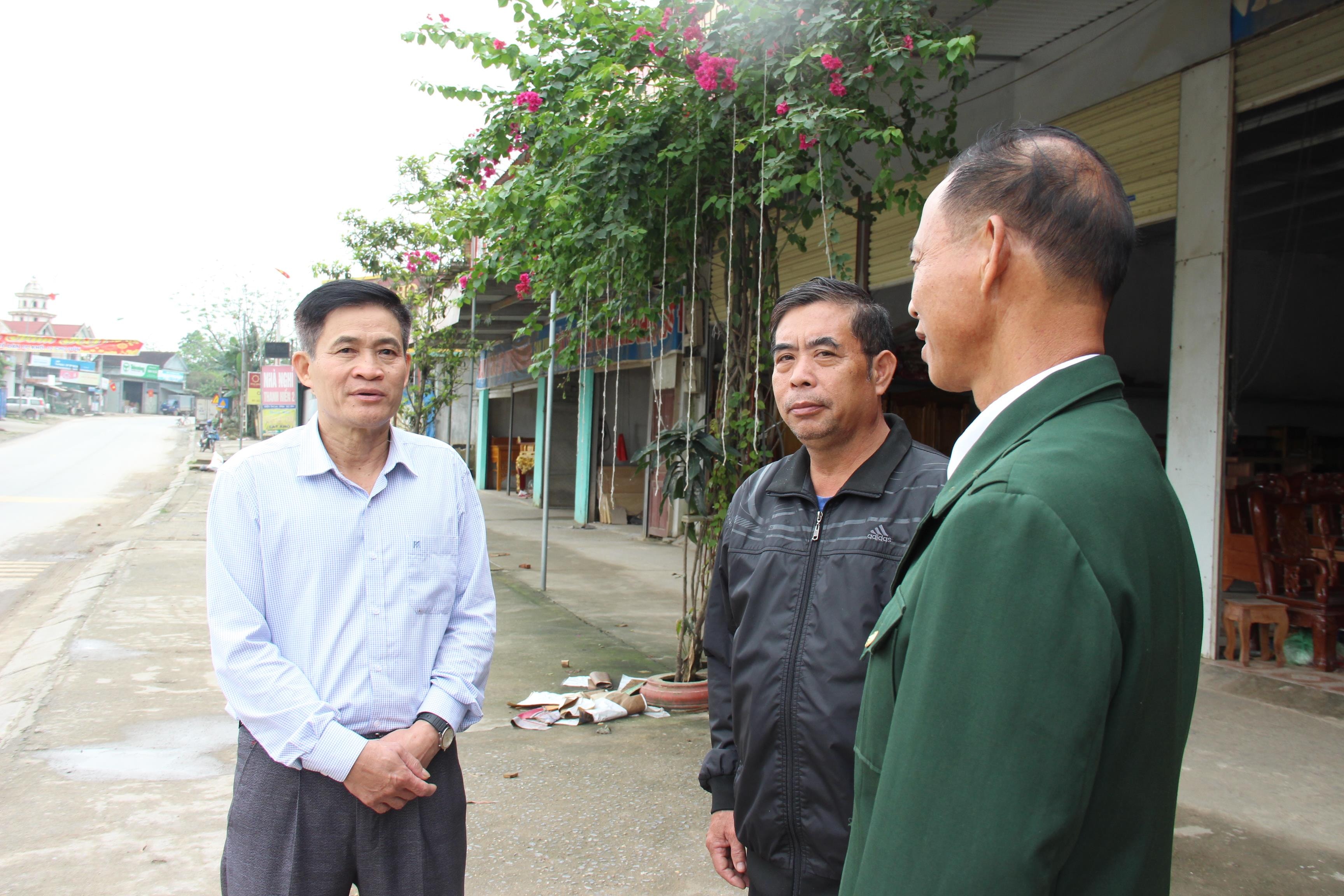 Cán bộ hội CCB thị trấn Dùng huyện Thanh Chương trao đổi với các hội viên Khối 12 về hoạt động của CLB PCTP - PCMT trên địa bàn. Ảnh: Hoài Thu