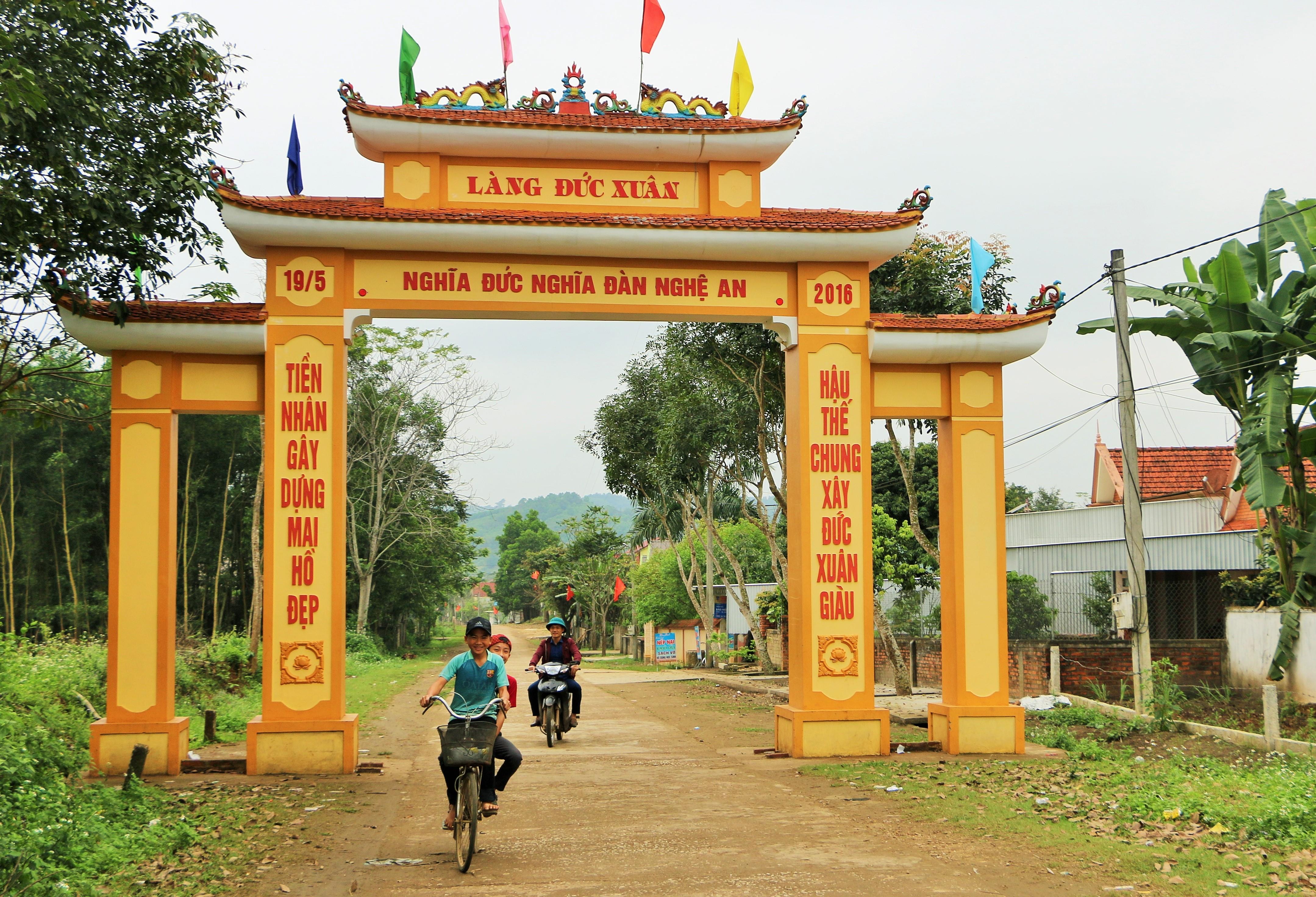Cổng Làng Văn hóa Đức Xuân xã Nghĩa Đức. Ảnh: Văn Hải