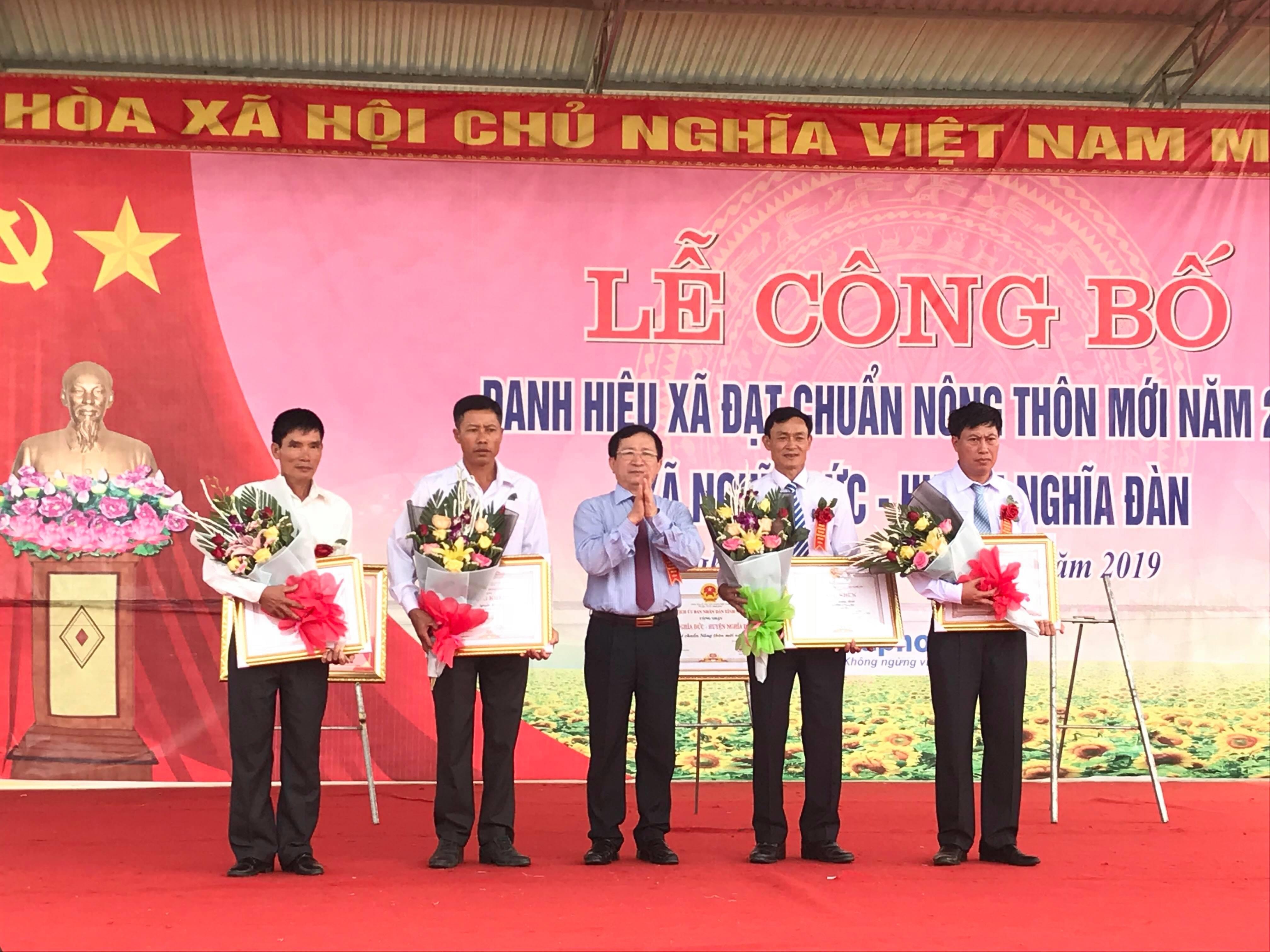 tặng Bằng khen cho các cá nhân