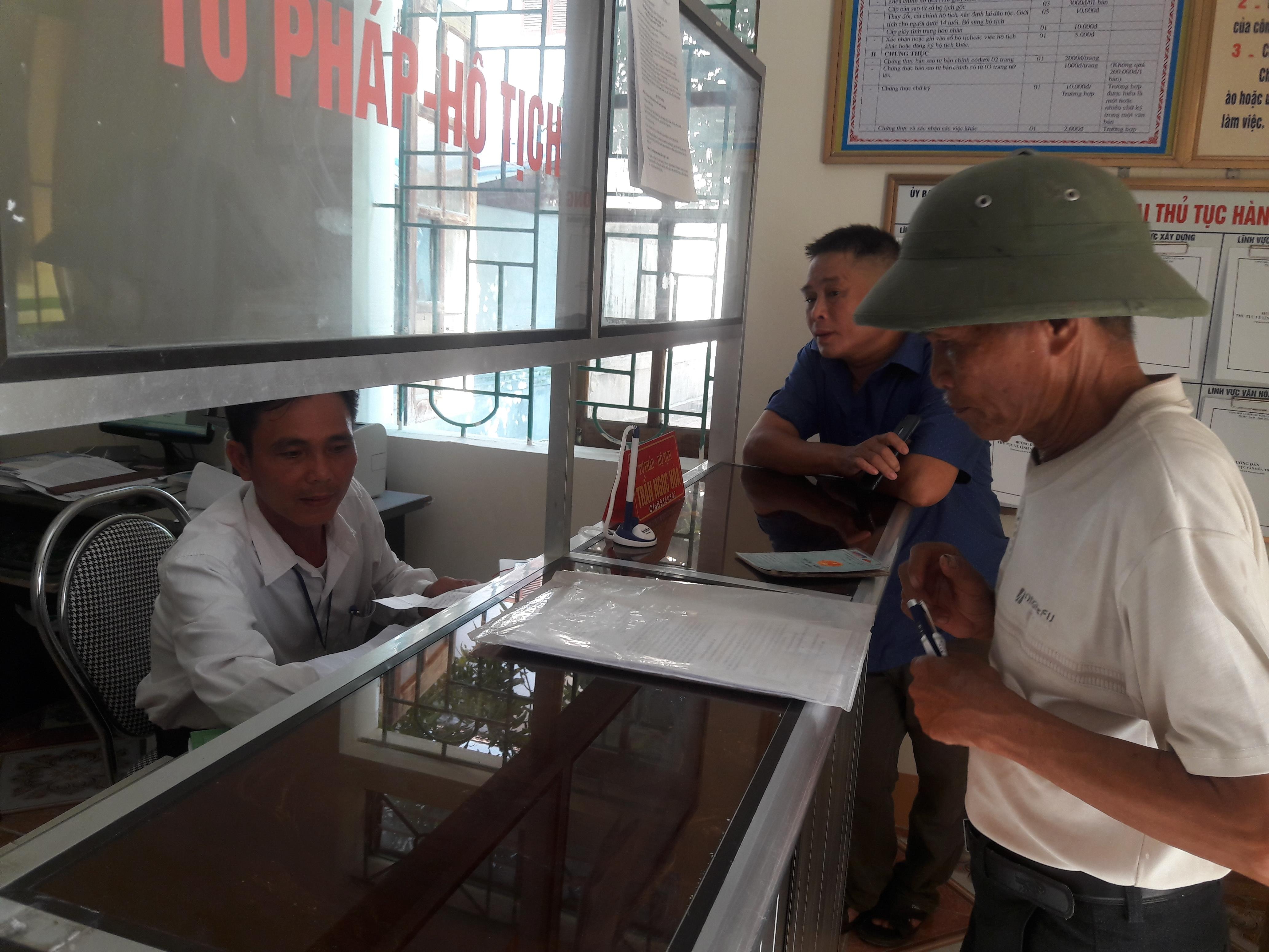 Người dân xã Lưu Sơn đến làm thủ tục tại bộ phận một cửa của xã. Ảnh: Tư liệu