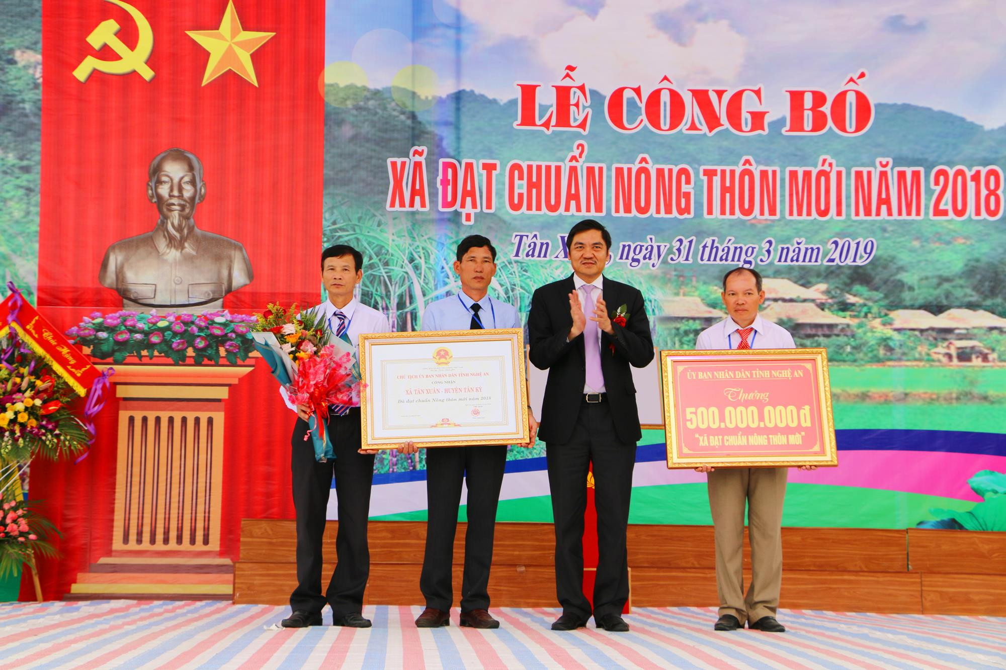 Trao Bằng công nhận đạt chuẩn NTM và phần thưởng về đích 500 triệu đồng cho xã Tân Xuân. Ảnh: Nguyễn Hải
