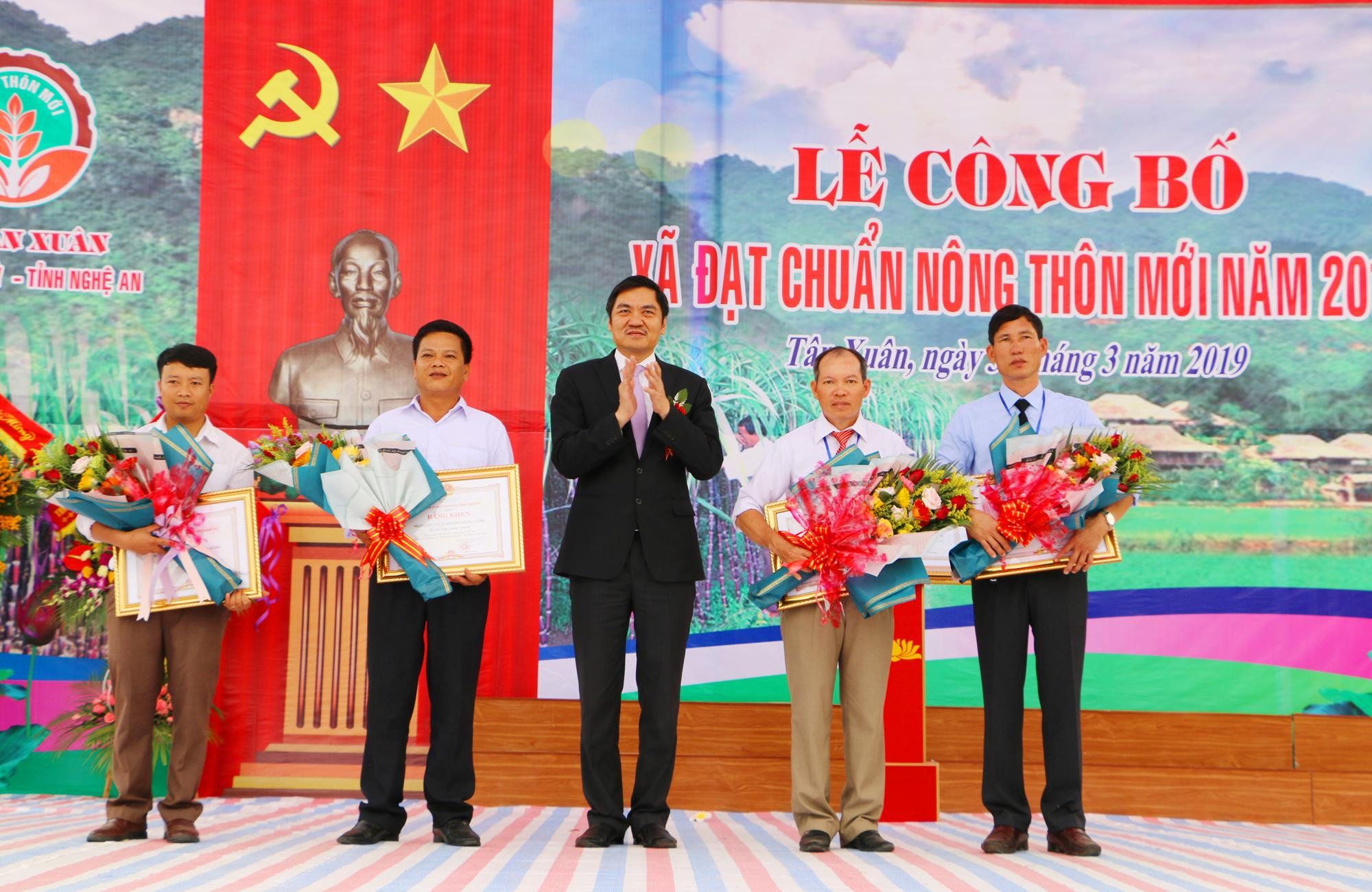 Trao Bằng khen của Chủ tịch UBND tỉnh cho 4 tập thể và 4 cá nhân có thành tích xuất sắc trong xây dựng NTM xã Tân Xuân giai đoạn 2015-2018. Ảnh: Nguyễn Hải