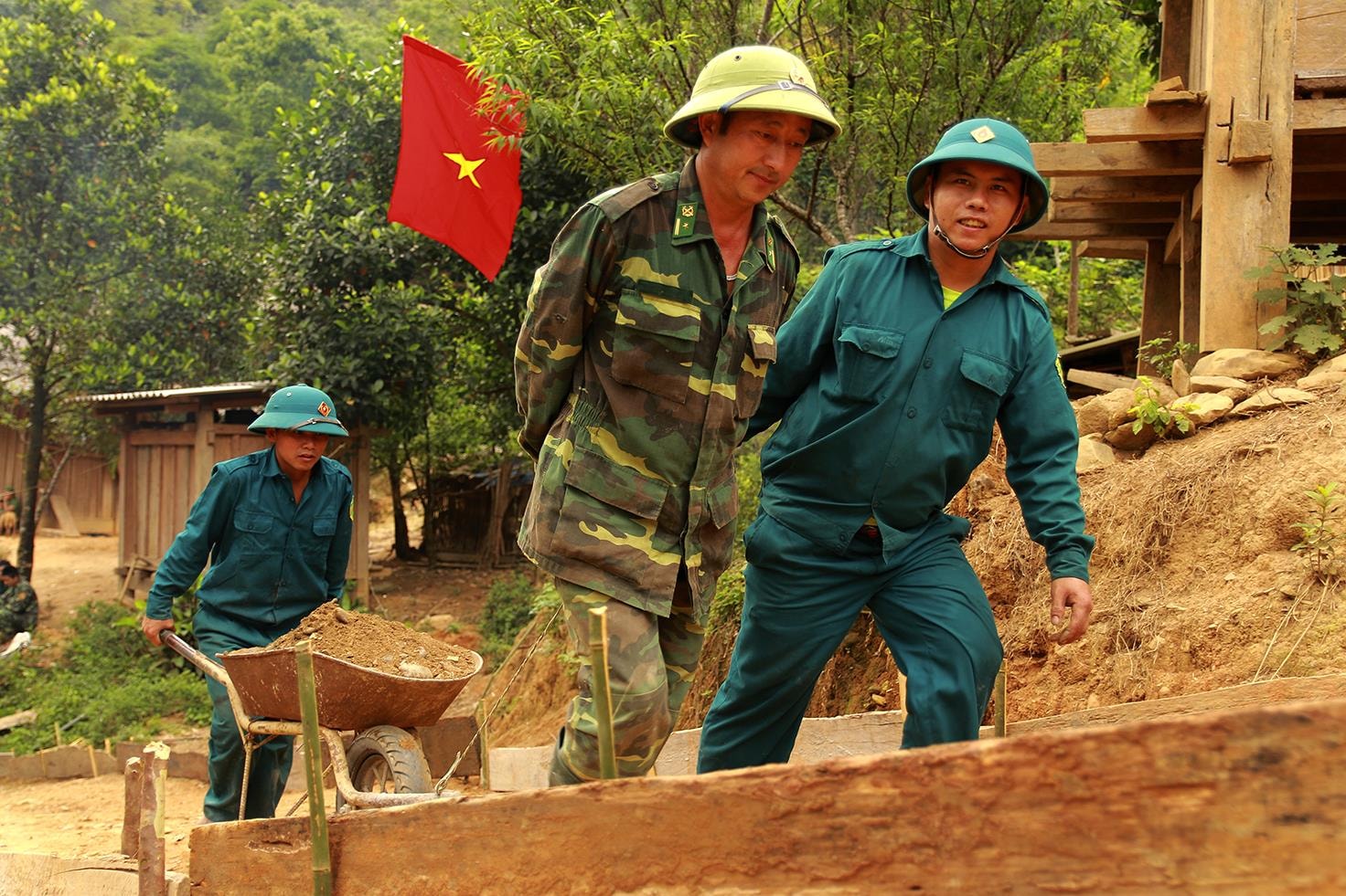 Chính sự chung tay vào của cả hệ thống chính trị đã tiếp thêm động lực cho bà con nhân dân ở đây quyết tâm hoàn thành các tuyến đường đúng theo kế hoạch đề ra. 