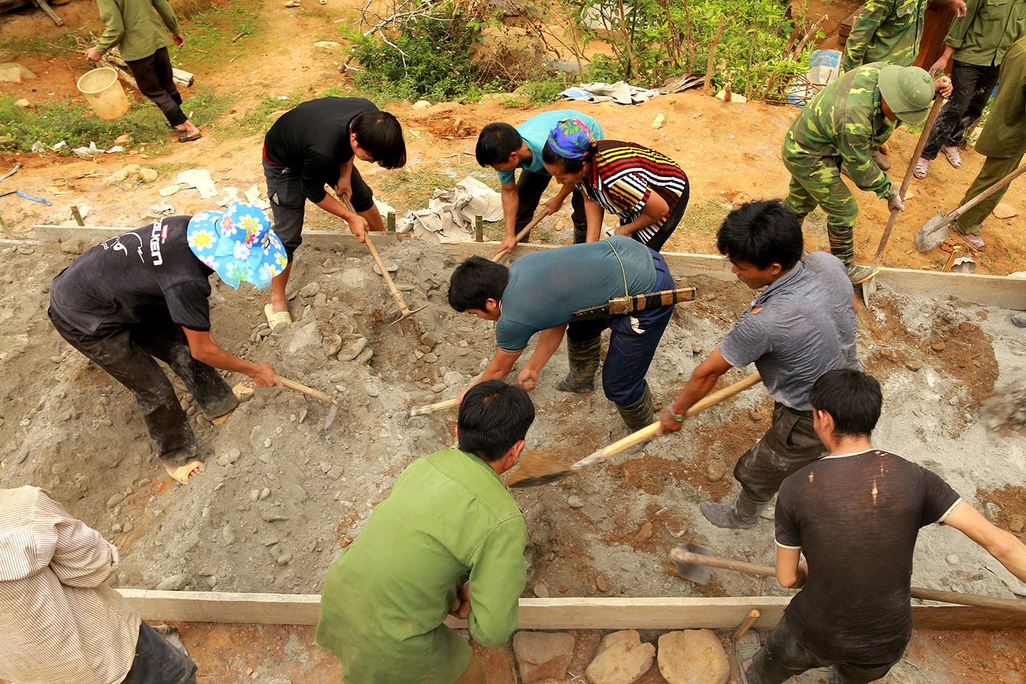 Toàn bộ xi măng đều được Nhà nước cấp, còn cát bà con nhân dân tự đi xúc ở các con suối. Do cát phải đi lấy xa, sau khi tập kết một chỗ sẽ thuê xe vận chuyển về. Tính cả năm 2018 và 2019 tiền thuê vận chuyển cát và xi măng cũng gần 30 triều. Toàn bộ số tiền này đều do nhân dân tự đóng góp. Ông Xồng Vả Dềnh, trưởng bản cho biết. 