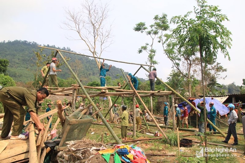 Chính quyền, LLVT trên địa bàn giúp nhà anh Sầm Văn Lư, bản Xăng 2, xã Châu Bính (Quỳ Châu, Nghệ An) dựng lại ngôi nhà bị sập đổ trong đợt lốc xoáy vừa qua. Ảnh tư liệu: Hữu Vi