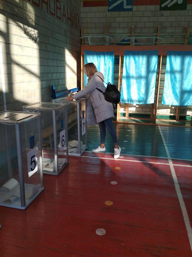 Cử tri Ukraine đi bỏ phiếu. Ảnh: TASS