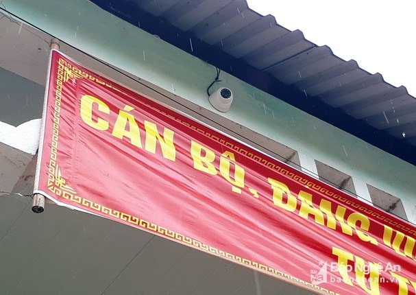 Chiếc camera được lắp để theo dõi toàn bộ hoạt động tại sân trung tâm UBND xã Nậm Nhoóng. Ảnh tư liệu Hồ Phương
