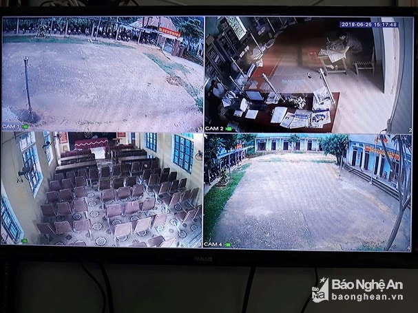 Hình ảnh từ các camera được chuyển về màn hình lớn tại phòng Chủ tịch UBND xã. Ảnh: Đào Thọ