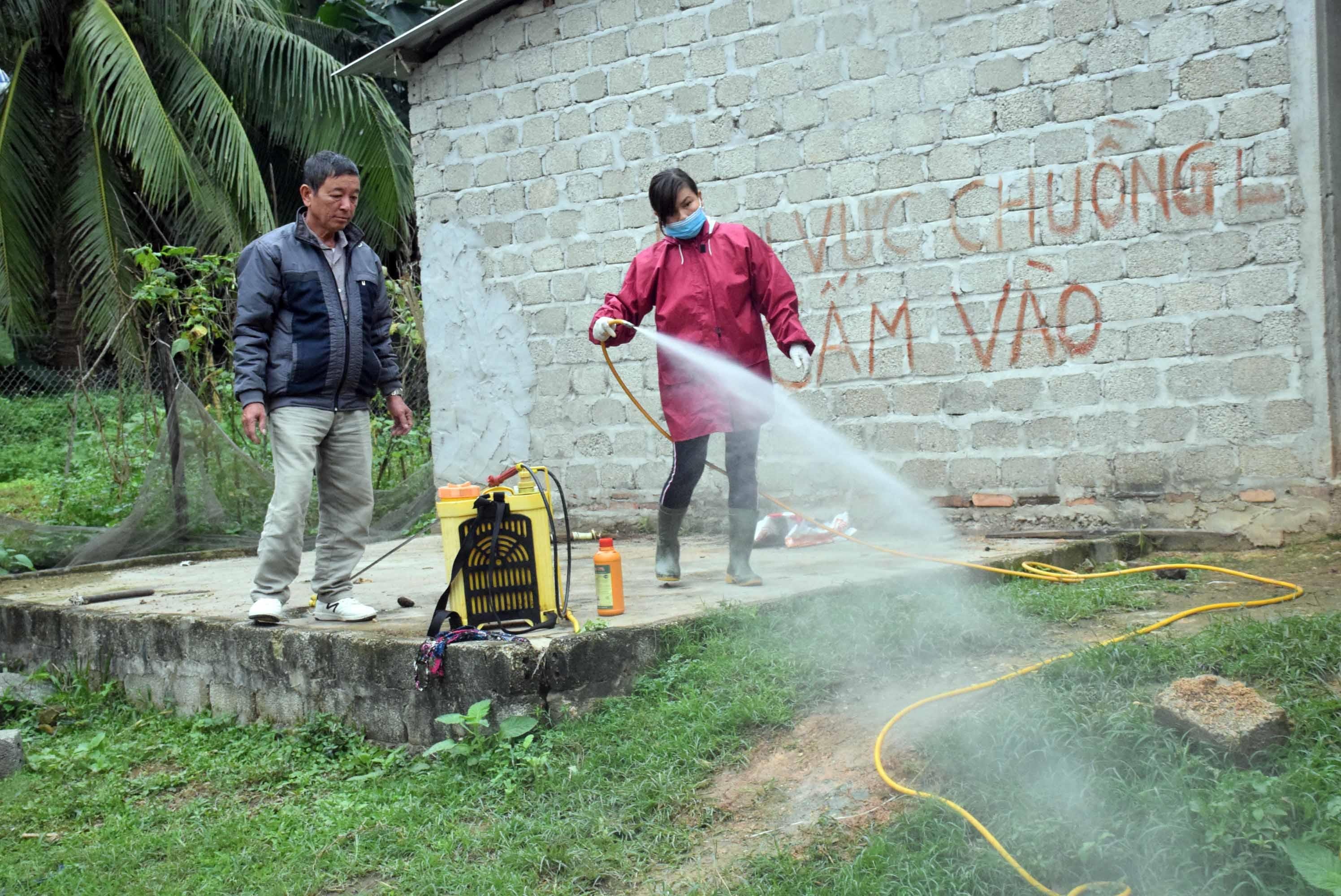 Phun hóa chất khử trùng tiêu độc trong và ngoài khu vực chuồng trại là việc làm cần thiết đối với người chăn nuôi trên địa bàn huyện Tân Kỳ hiện nay. Ảnh: Xuân Hoàng