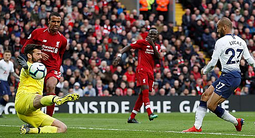 Lucas gỡ hòa 1-1, rồi đặt bóng vào trong áo để mừng côn trai chuẩn bị chào đời. Ảnh: Reuters