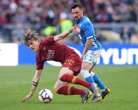 Roma (trái) thất bại thảm hại trước một Napoli hơn về mọi mặt