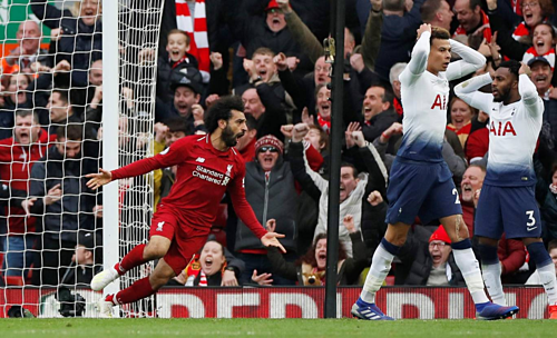 Niềm vui của Salah sau khi Alderweireld phản lưới ở phút 90. Ảnh: Reuters.