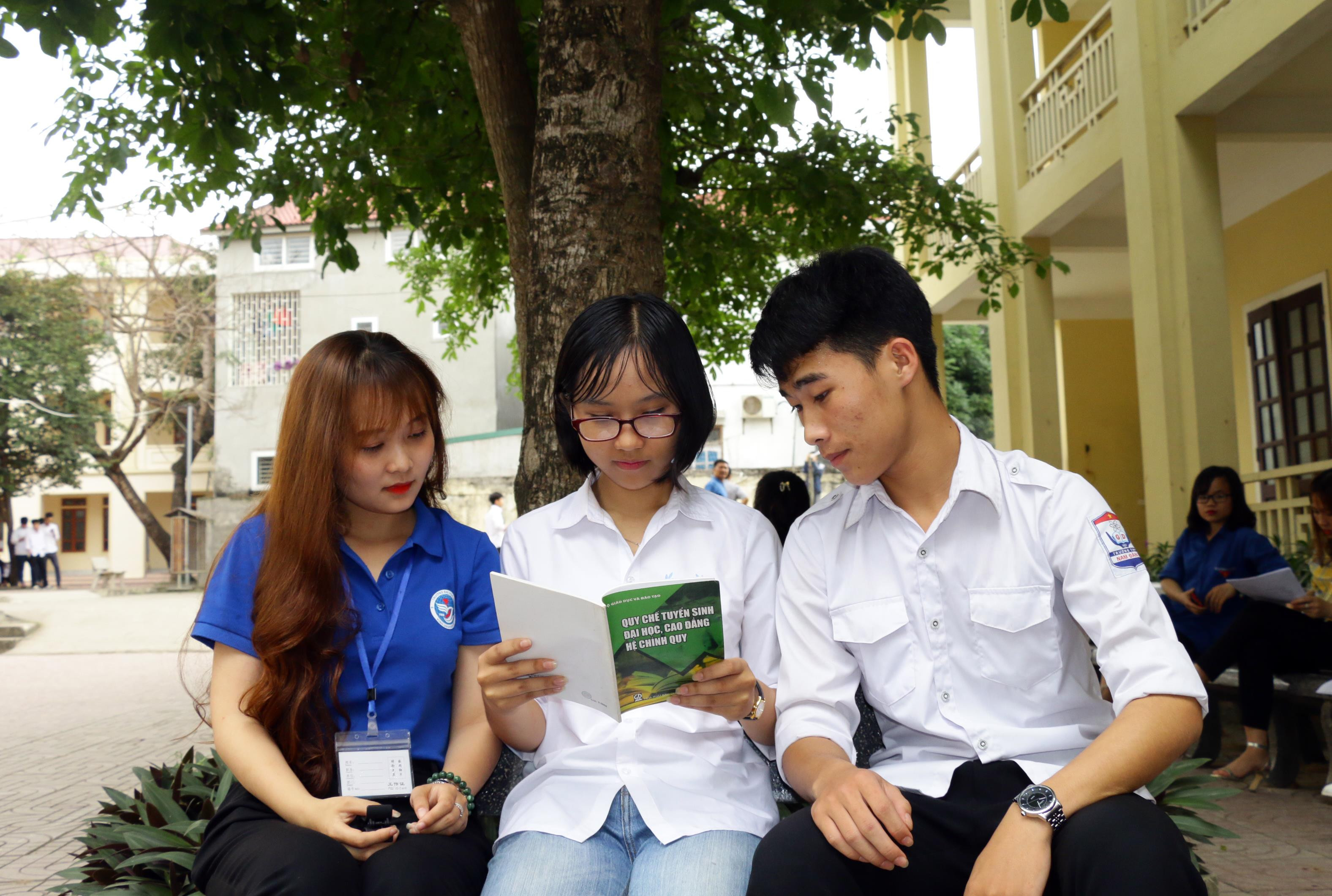 sinh viên Trường Đại học Vinh tư vấn thêm cho học sinh. Ảnh - Mỹ Hà