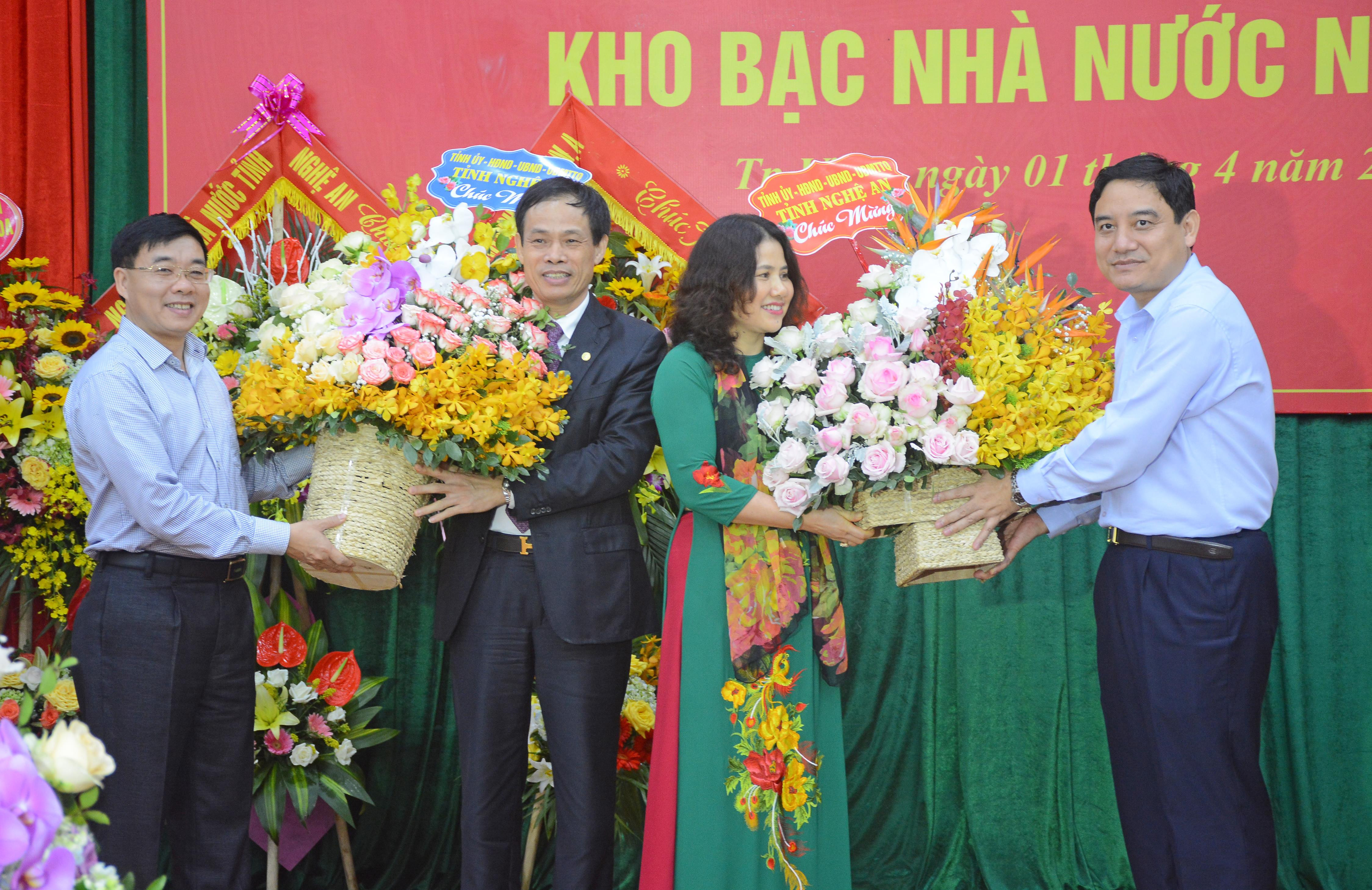 Thường trực Tỉnh ủy tặng hoa chúc mừng các đồng chí Hoàng Thị Xuân và Nguyễn Đình Hòa. Ảnh: Thu Giang