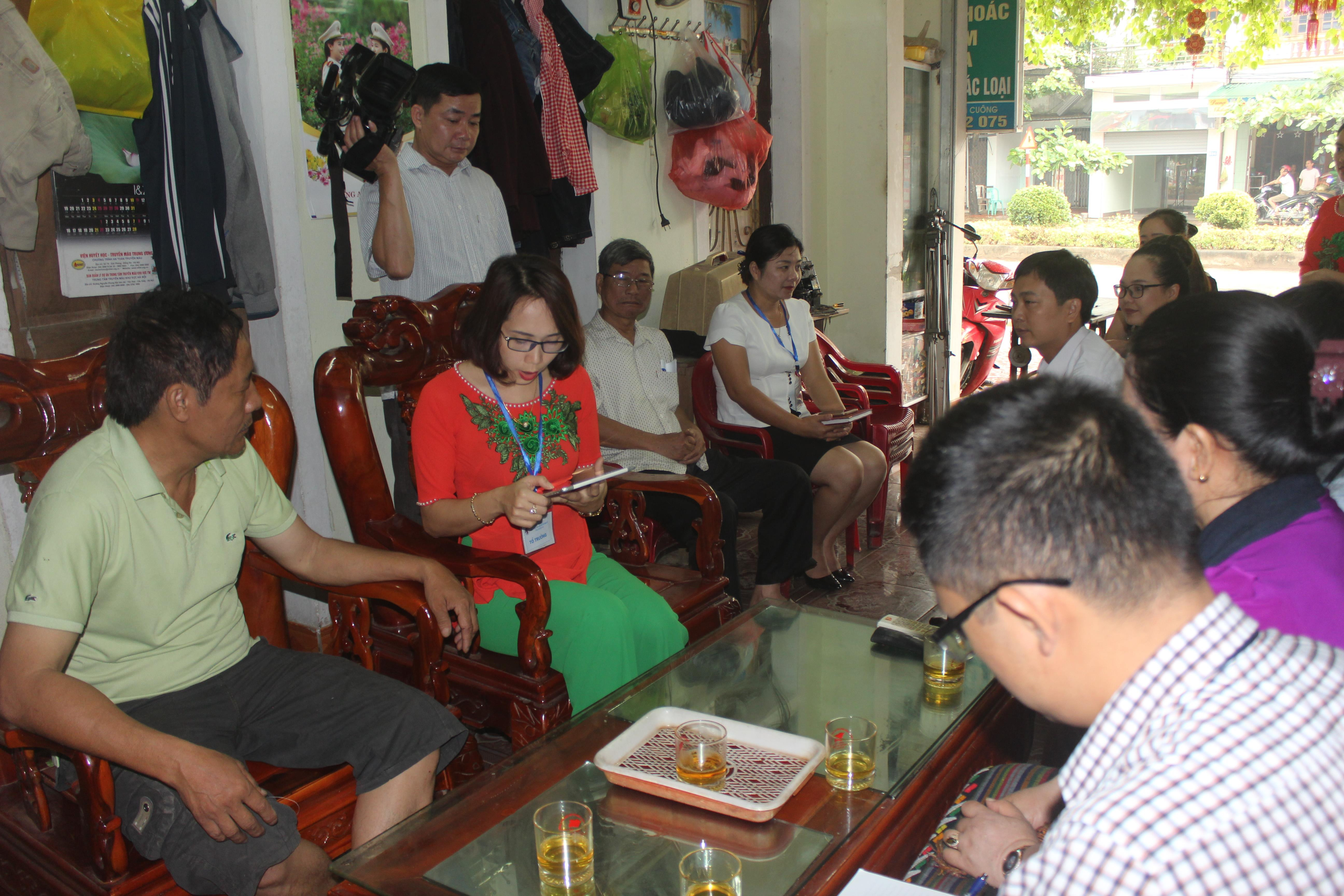 Thu thập phỏng vấn thông tin tại các hộ gia đình ở thị trấn Con Cuông