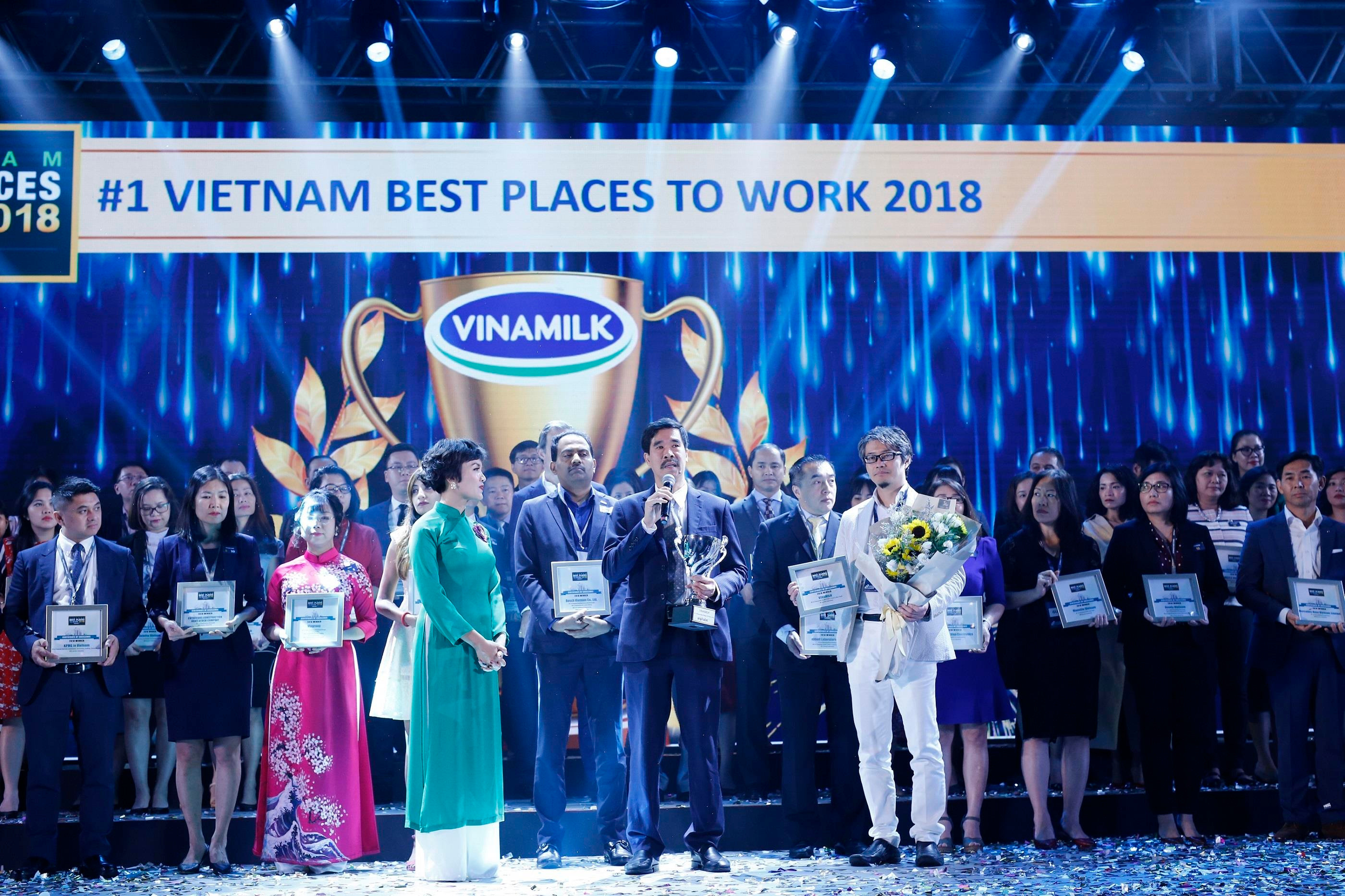 Ông Nguyễn Quốc Khánh - Giám đốc Điều hành Vinamilk nhận giải thưởng “Top 100 nơi làm việc tốt nhất” năm 2018. Ảnh: P.V