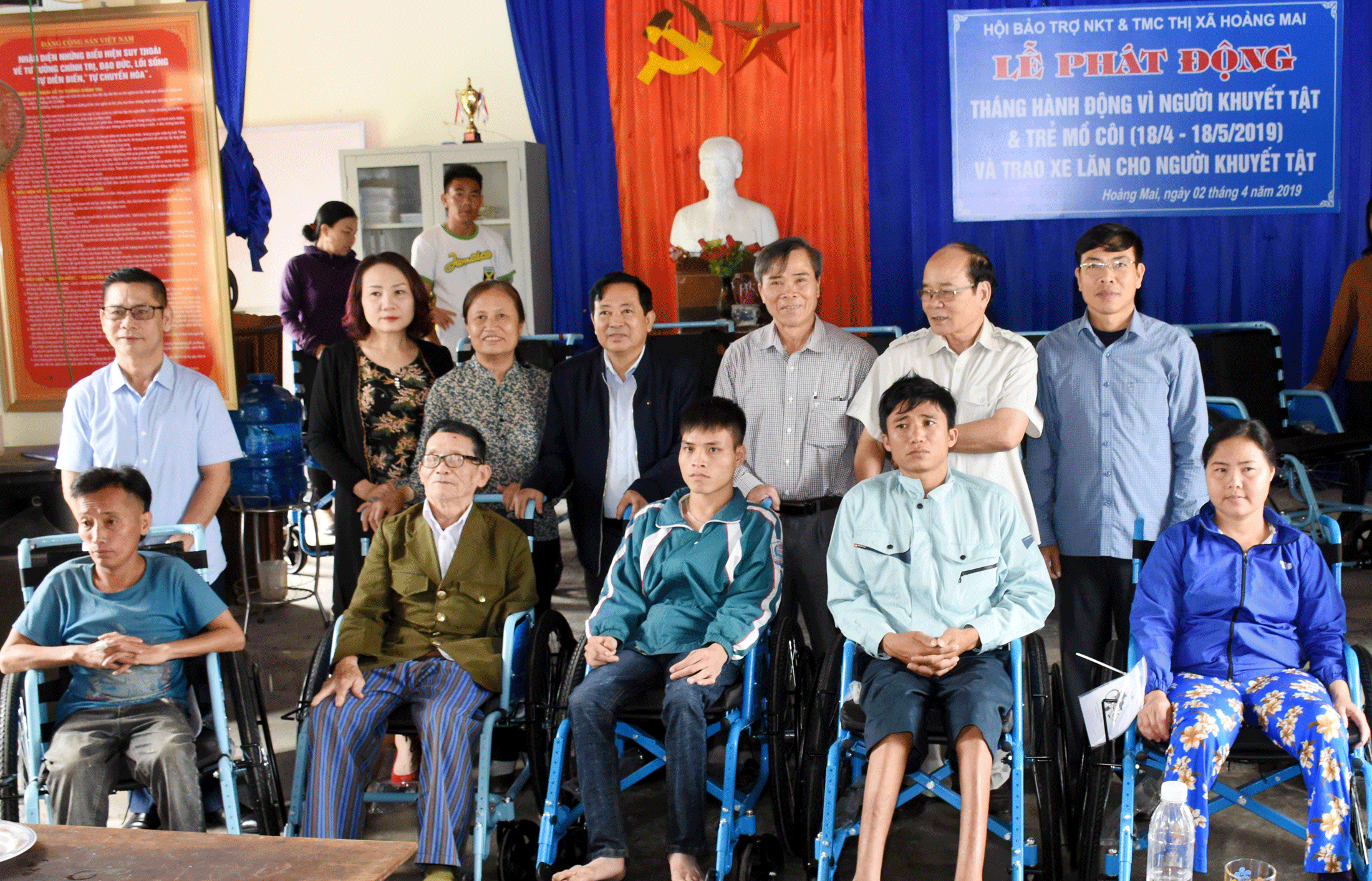 Trao xe lăn cho người khuyết tật ở Hoàng Mai