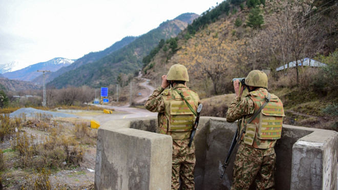 Binh sĩ Pakistan theo dõi binh sĩ Ân Độ dọc Đường kiểm soát (LoC), giới tuyến tạm thời giữa hai nước tại vùng tranh chấp Kashmir /// AFP