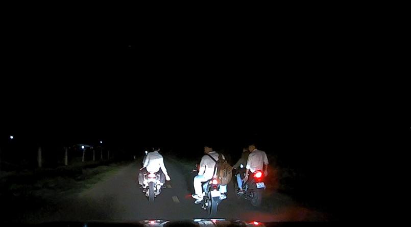 Nhóm 8 thanh niên đi 3 xe máy, không đội mũ bảo hiểm trên Quốc lộ 15 đoạn qua xã Nam Tân (Nam Đàn). Ảnh cắt từ clip