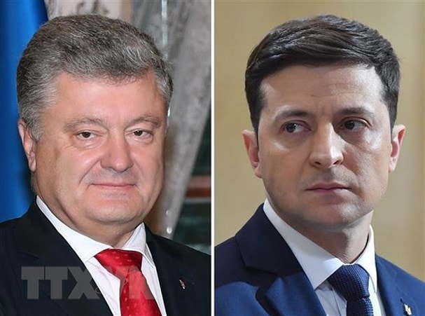 Ứng viên tranh cử Tổng thống Ukraine Volodymyr Zelensky (phải) và đương kim Tổng thống Petro Poroshenko. Ảnh: AFP/TTXVN