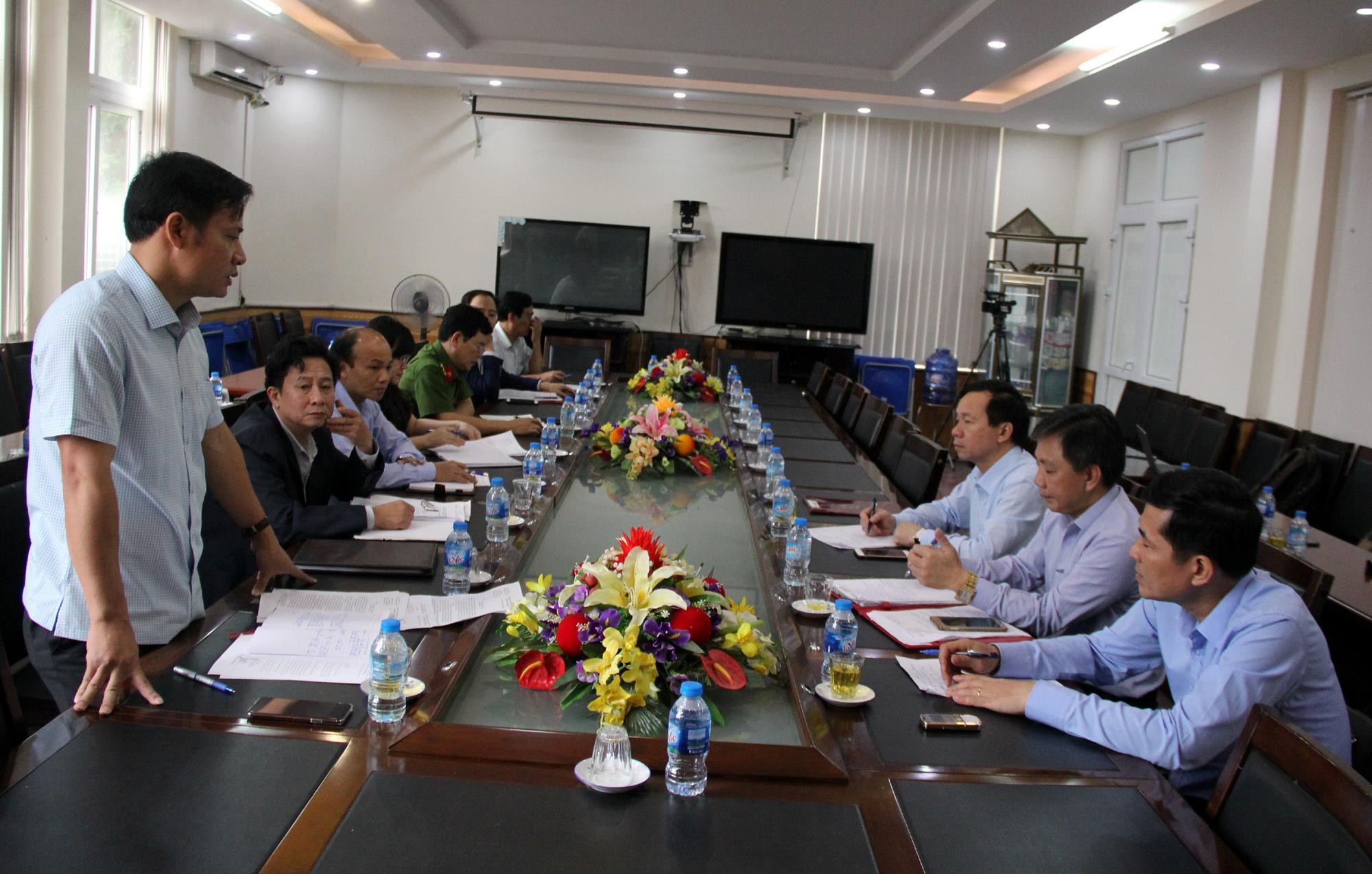 Đoàn công tác của Sở làm việc với lãnh đạo huyện Diễn Châu. Ảnh: Tiến Hùng