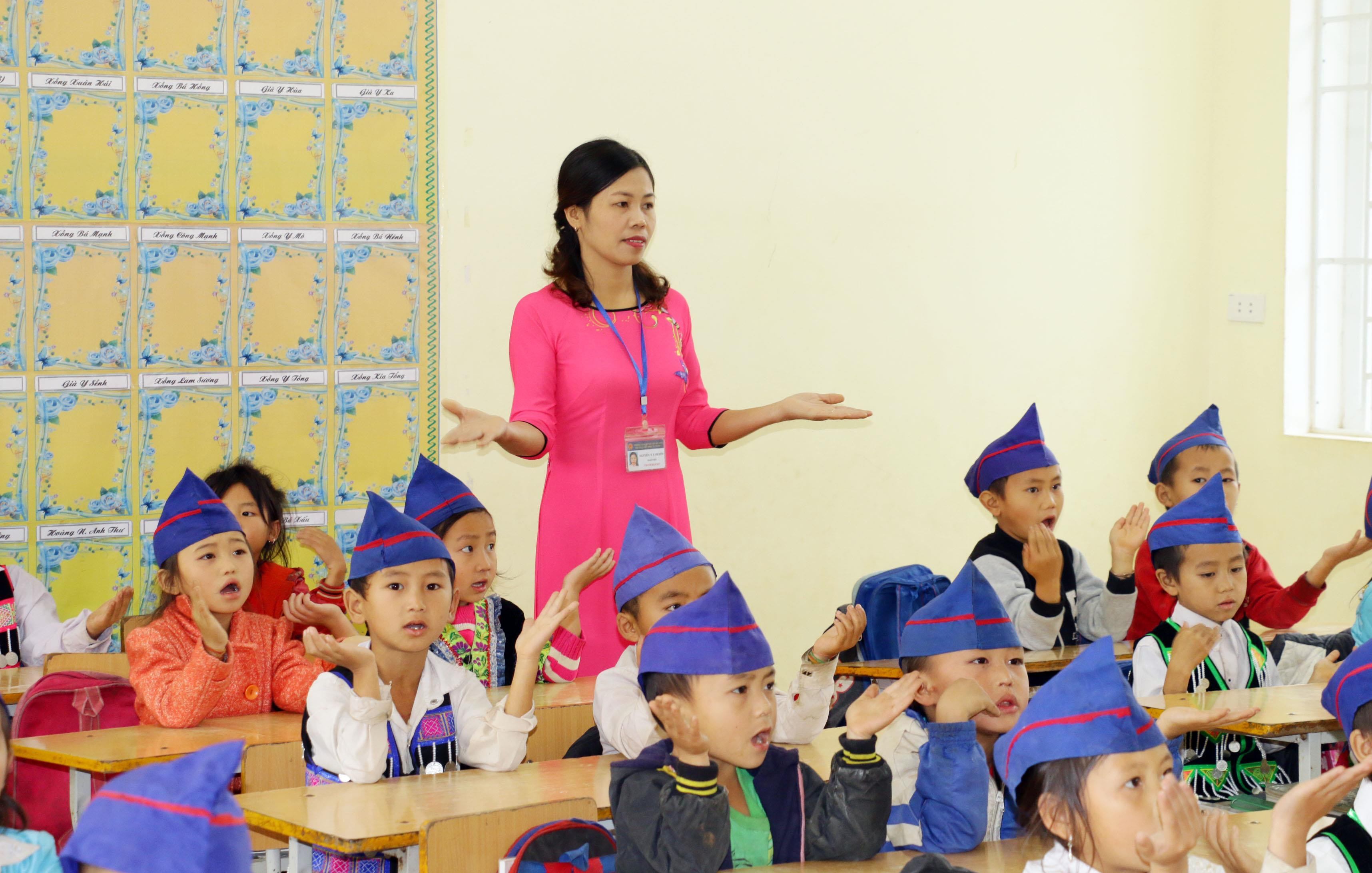 Giờ học Tiếng Việt của học sinh Trường Tiểu học Na Ngoi (Kỳ Sơn). Ảnh: Mỹ Hà