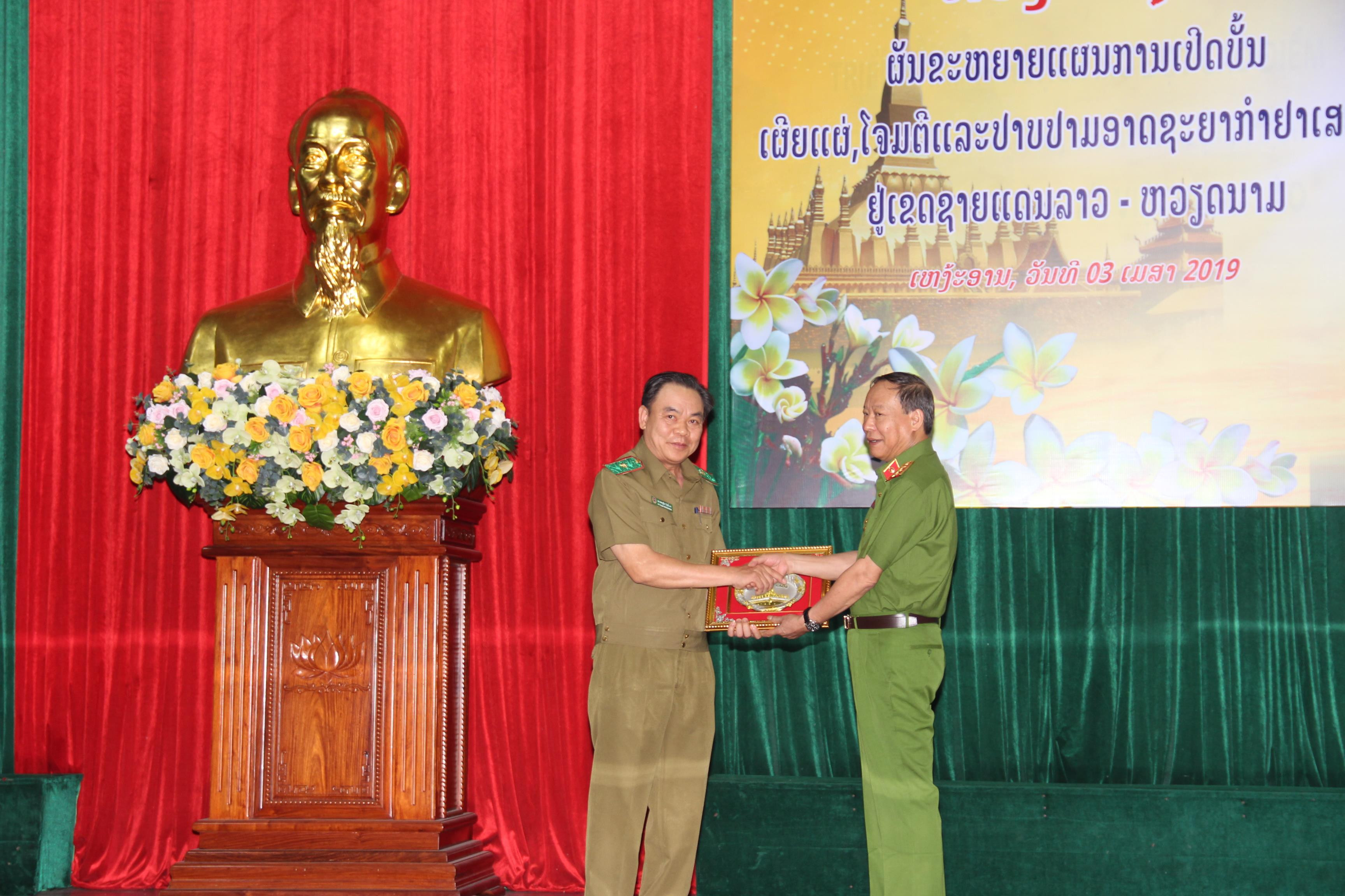 Tại hội nghị, đoàn công tác hai bên đã trao tặng quà lưu niệm cho nhau, thể hiện tinh thần thống nhất, hợp tác hữu nghị trong thực hiện nhiệm vụ, góp phần giữ gìn an ninh tuyến biên giới giữa hia nước Việt - Lào. Ảnh: Hoài Thu