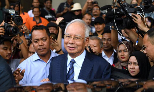 Cựu thủ tướng Malaysia Najib Razak rời một phiên tòa ở Kuala Lumpur tháng 12/2018. Ảnh: AFP.