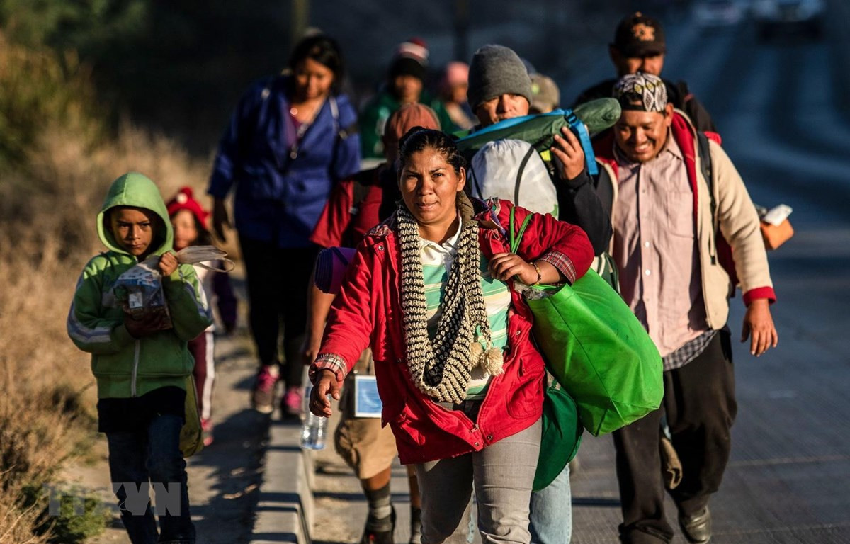 Người di cư Trung Mỹ tại khu vực Tijuana, Mexico, trong hành trình tới Mỹ. (Ảnh: AFP/TTXVN)